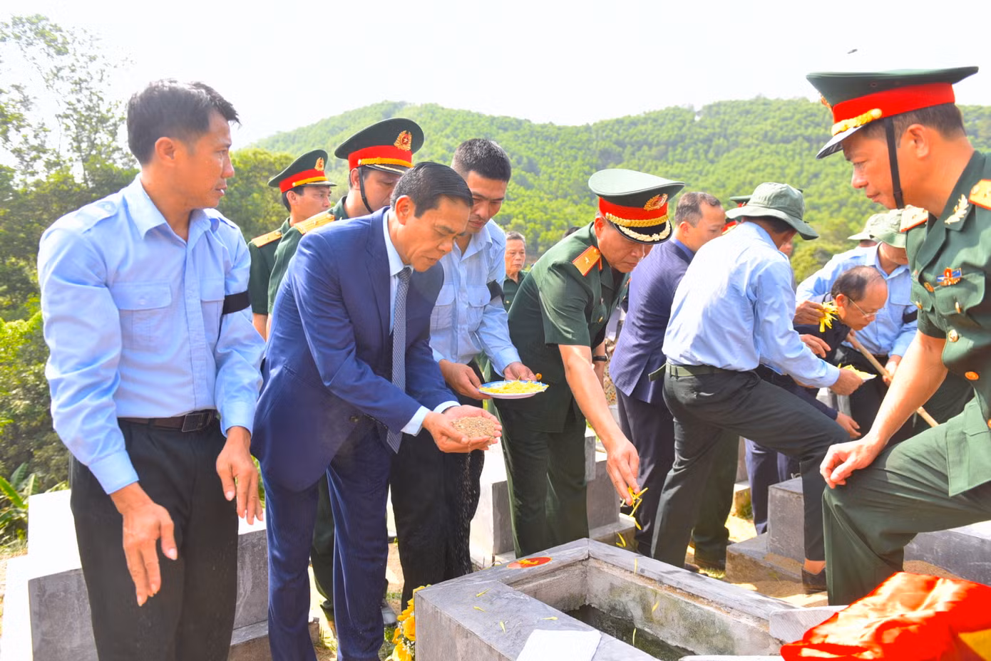 Thực hiện chủ trương của Đảng, Nhà nước về việc tìm kiếm, cất bốc, quy tập mộ liệt sỹ quân tình nguyện và chuyên gia Việt Nam hy sinh tại đất bạn Lào qua các cuộc chiến tranh, từ năm 1999 đến nay, Hà Tĩnh đã thành lập ban công tác đặc biệt, phối hợp với nước bạn Lào tìm kiếm, quy tập, cất bốc, đưa được 810 hài cốt liệt sỹ quân tình nguyện và chuyên gia Việt Nam về nước.