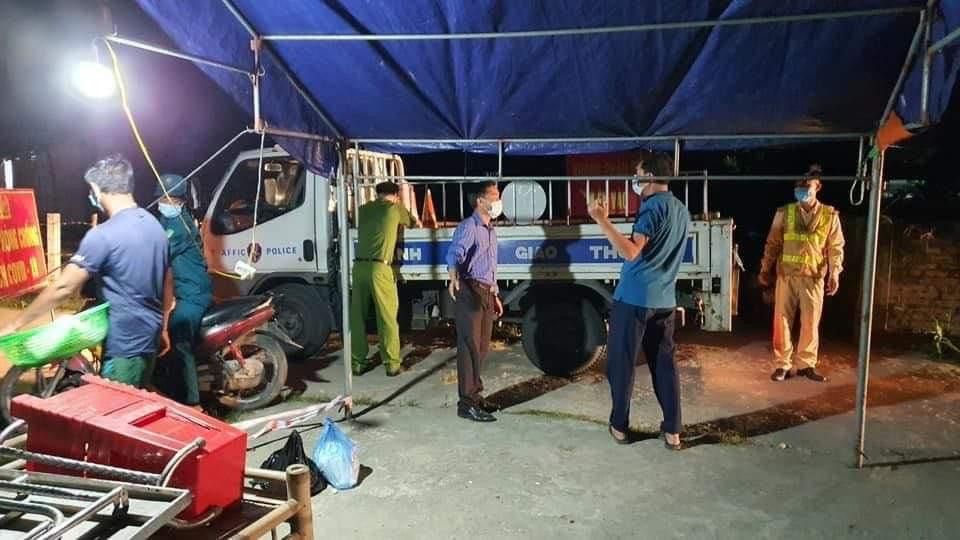 Trong đêm 10/5, ngành chức năng Hà Tĩnh tổ chức giải tỏa khu vực thôn bị phong tỏa.