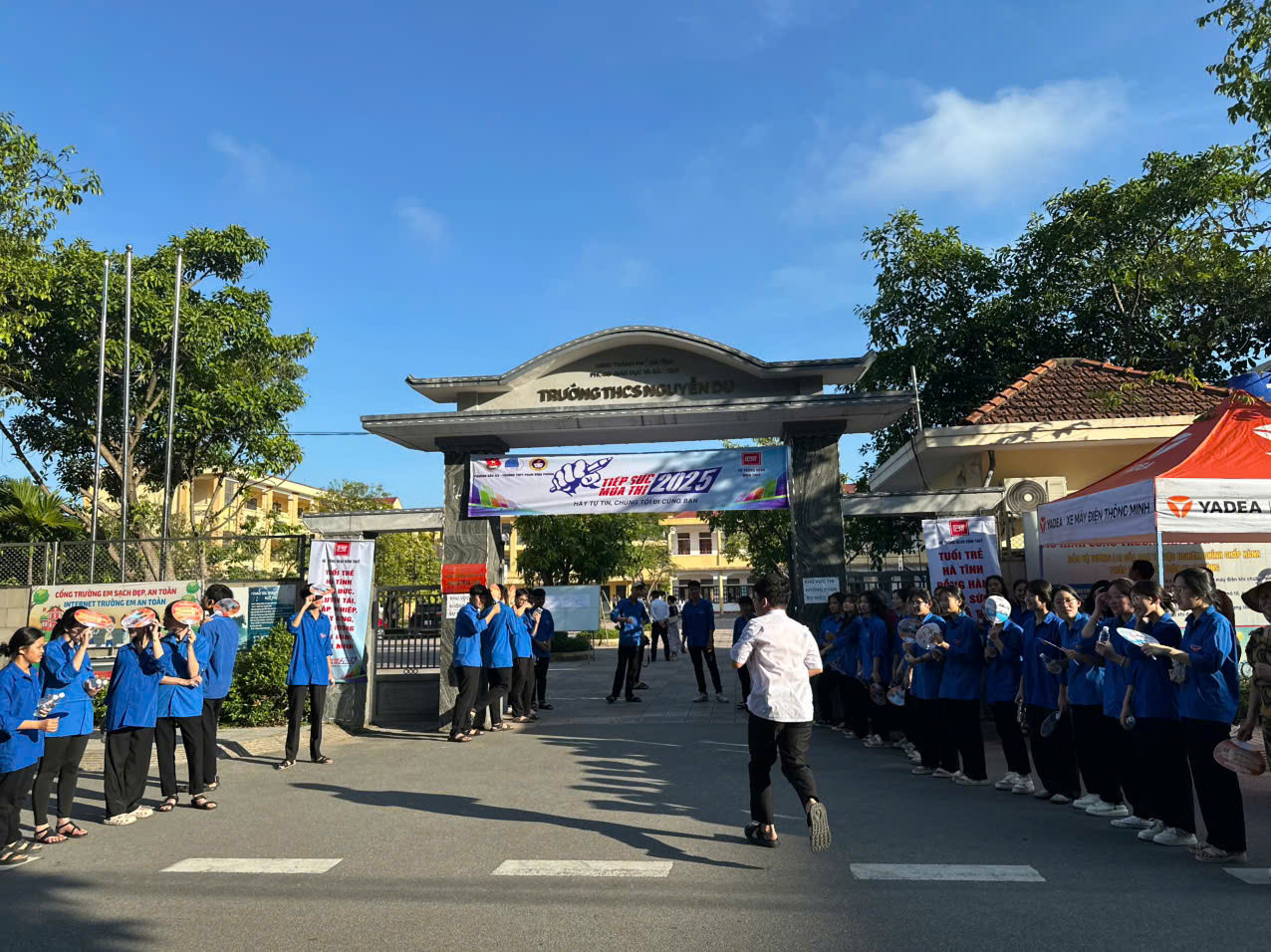 Sỹ tử hoàn thành bài Ngữ Văn, đề dễ thở, thí sinh phấn khởi ảnh 43