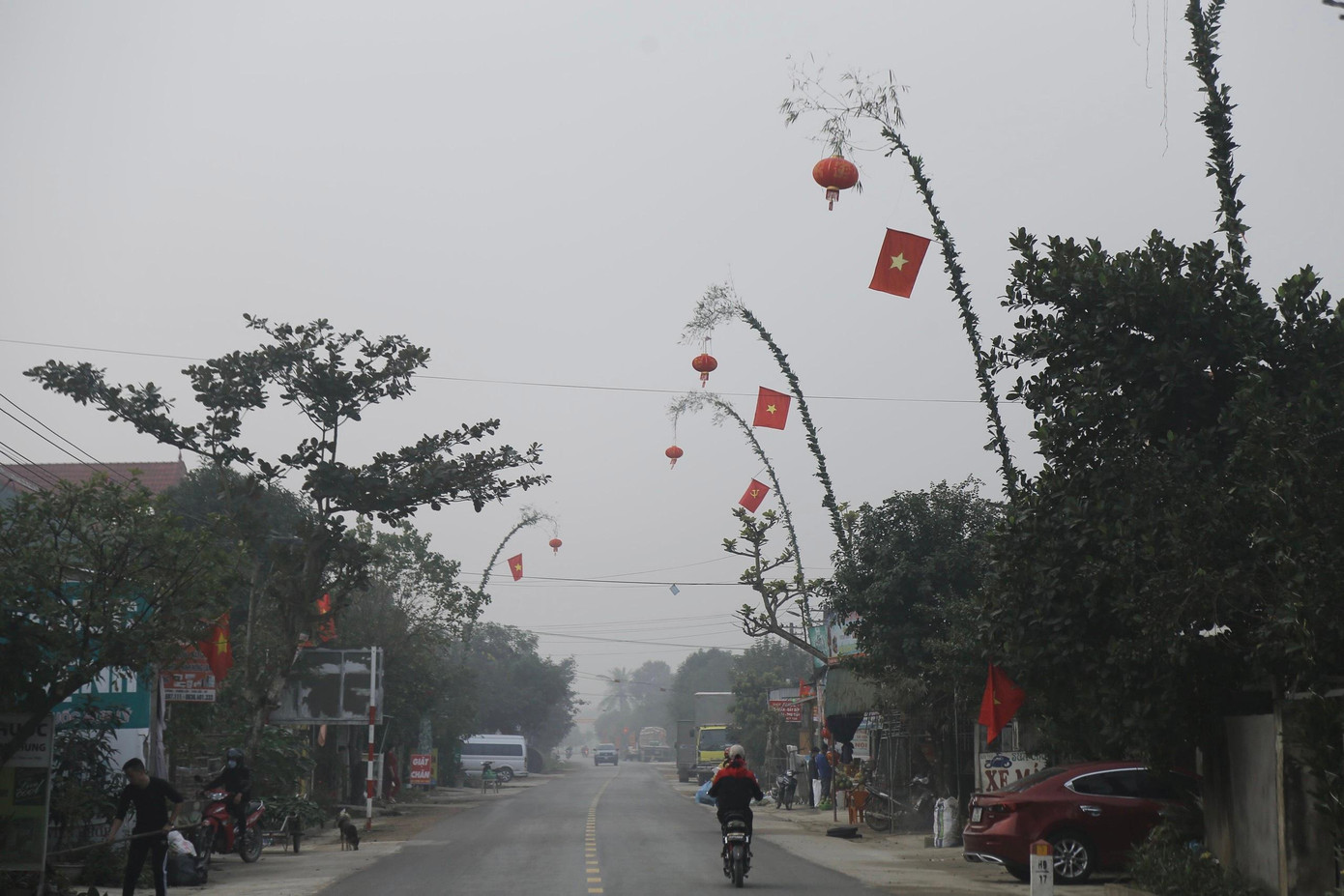 “Mỗi dịp Tết đến, gia đình lại chuẩn bị đi mua cây tre, lá đùng đình về để làm cây nêu. Thời điểm này gia đình nào cũng háo hức để làm cầu mong một năm mới bình an, gia đình mạnh khoẻ”, anh Nguyễn Thái Hiển (trú TP Hà Tĩnh) cho hay.