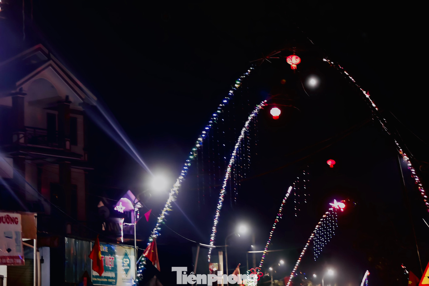 Nhờ ánh sáng phát ra từ hệ thống đèn led của cây nêu mà không khí tết đã tràn ngập khắp các làng quê ở Hà Tĩnh.