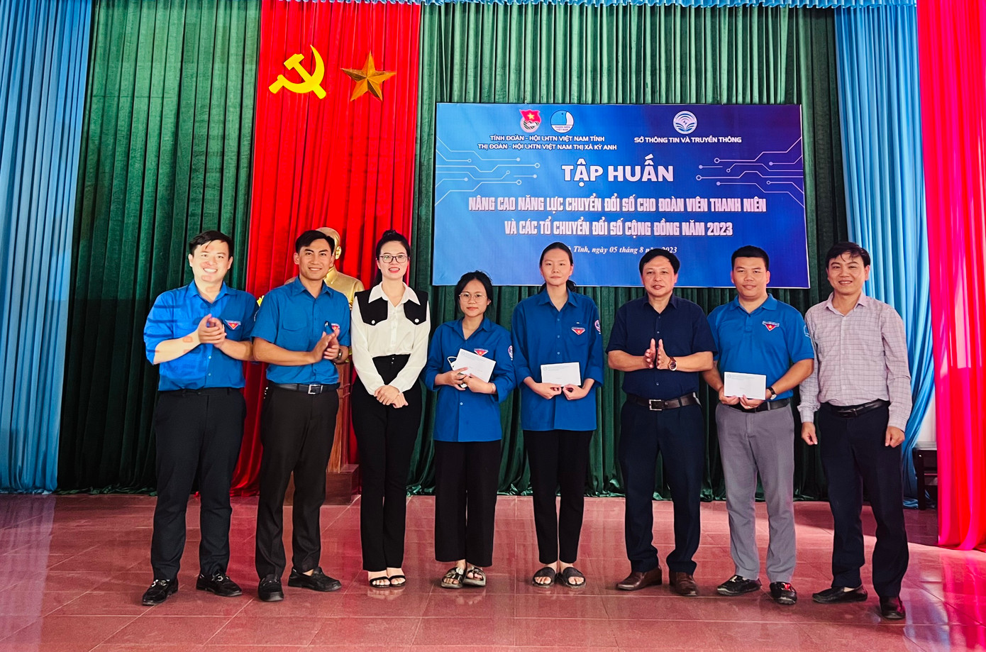 Lớp tập huấn đã giúp các học viên nắm bắt, tiếp cận được thông tin về chuyển đổi số, qua đó góp phần xây dựng kiến thức công nghệ, tư duy số cho đoàn viên thanh niên thị xã Kỳ Anh. Trong ảnh đại diện Sở Thông tin và Truyền thông, Tỉnh Đoàn trao quà cho 3 bạn đạt giải tại phần thi trắc nghiệm trực tuyến về nhận thức chuyển đổi số sau khoá học. Lớp tập huấn đã giúp các học viên nắm bắt, tiếp cận được thông tin về chuyển đổi số, qua đó góp phần xây dựng kiến thức công nghệ, tư duy số cho đoàn viên thanh niên thị xã Kỳ Anh. Trong ảnh đại diện Sở Thông tin và Truyền thông, Tỉnh Đoàn trao quà cho 3 bạn đạt giải tại phần thi trắc nghiệm trực tuyến về nhận thức chuyển đổi số sau khoá học.