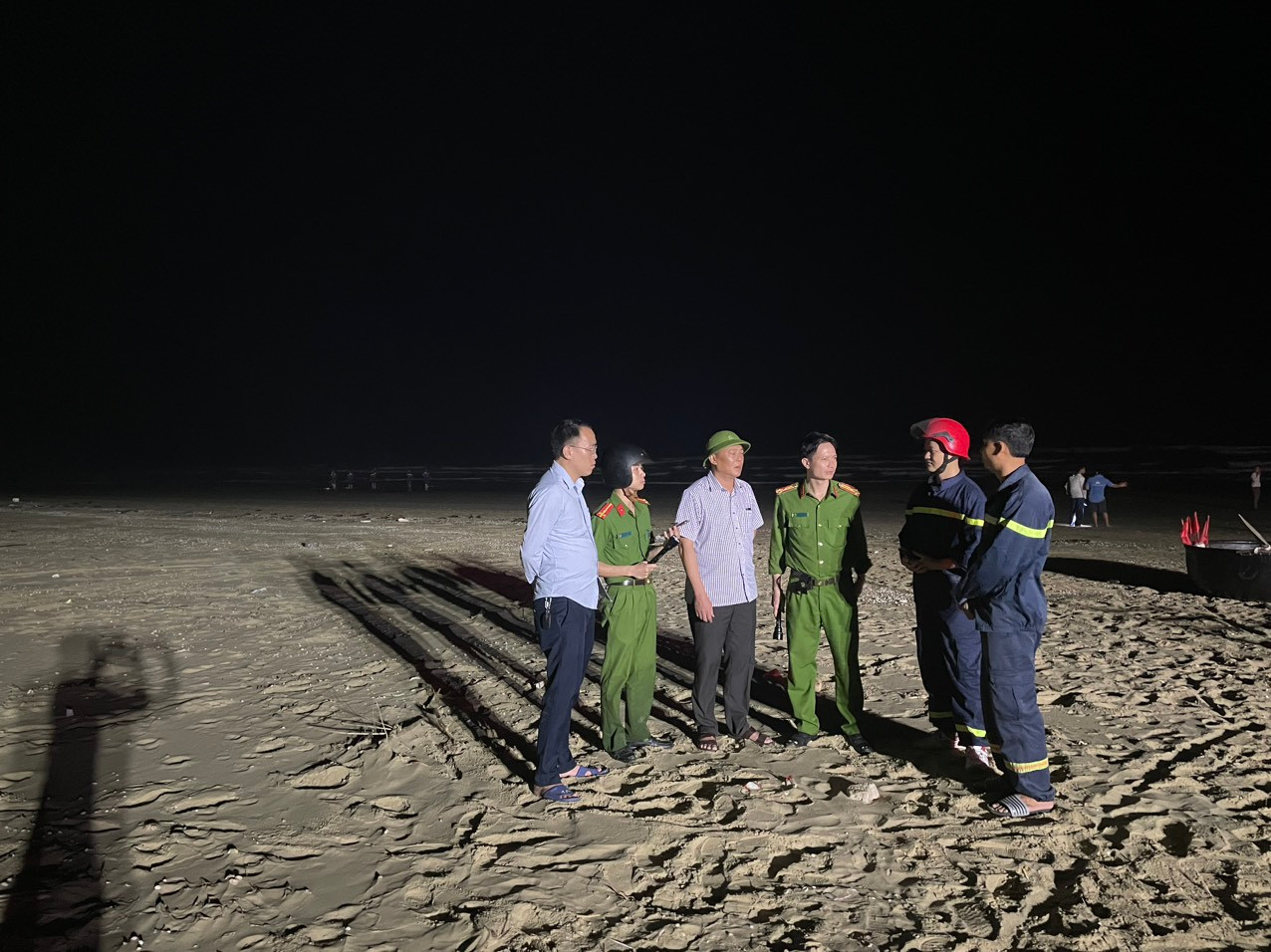 Lực lượng chức năng hỗ trợ tìm kiếm tung tích hai học sinh còn mất tích.