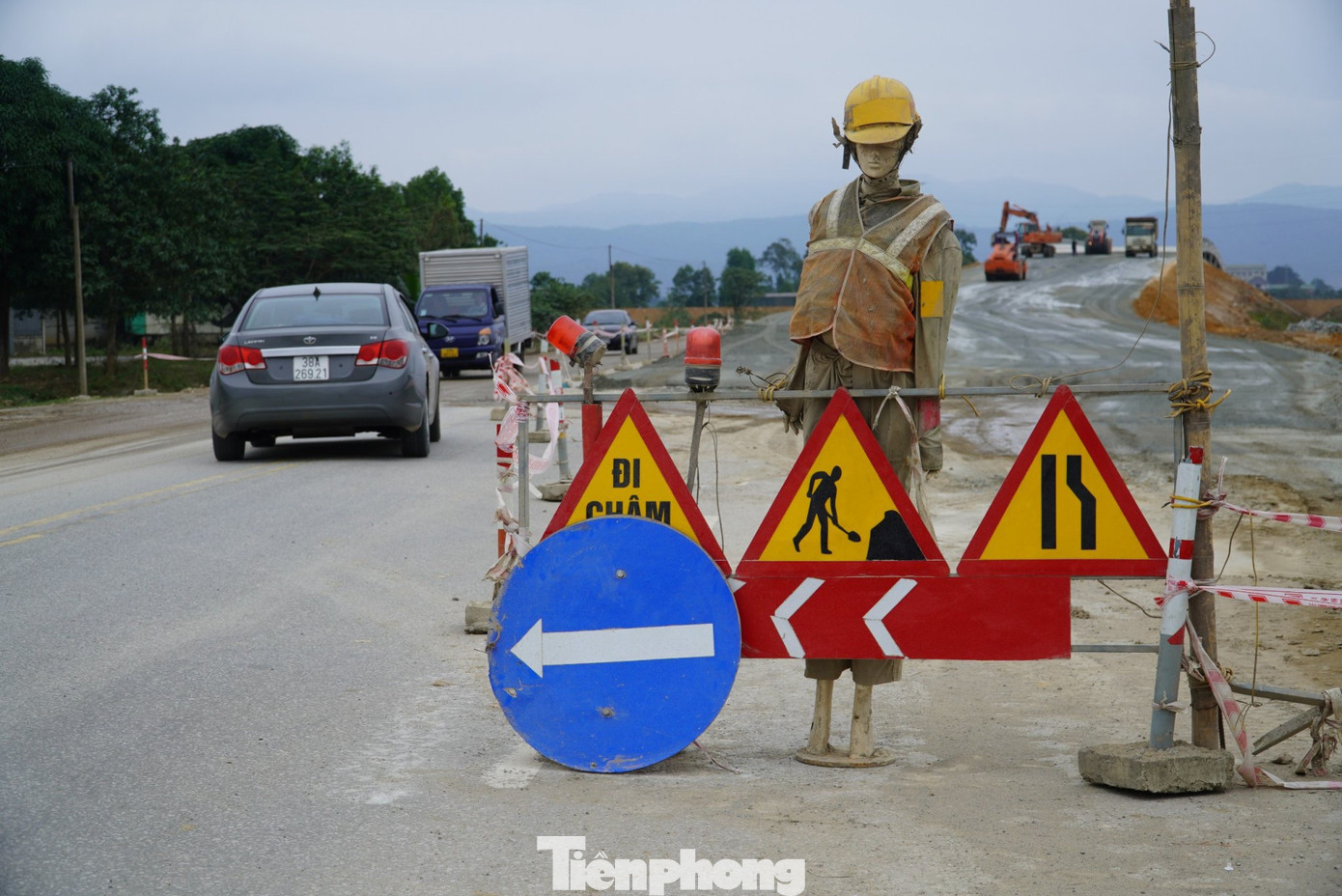 Tuy nhiên, theo đánh giá của Văn phòng Quản lý đường bộ II.3, Khu quản lý đường bộ II, thời gian qua doanh nghiệp dự án, nhà thầu chưa nghiêm túc thực hiện đầy đủ công tác đảm bảo ATGT, chưa thực hiện đúng các yêu cầu trong thỏa thuận thi công và biện pháp tổ chức thi công được duyệt.
