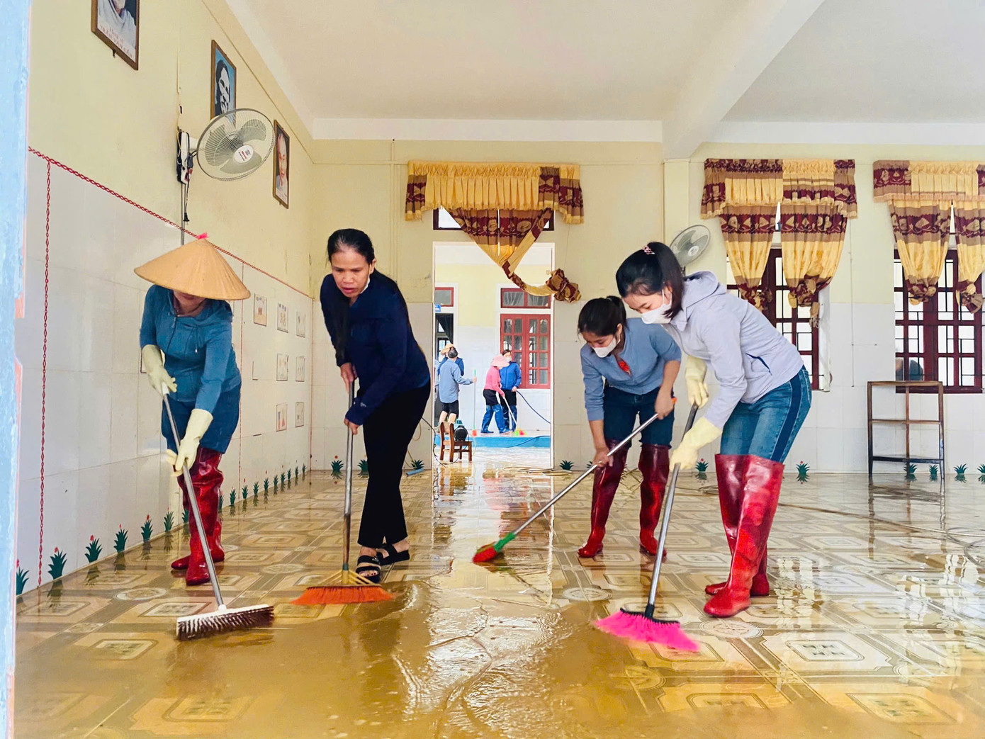 Theo cô Hà, do nước rút chậm nên khoảng vài ngày tới nhà trường mới có thể tổ chức lại việc học.