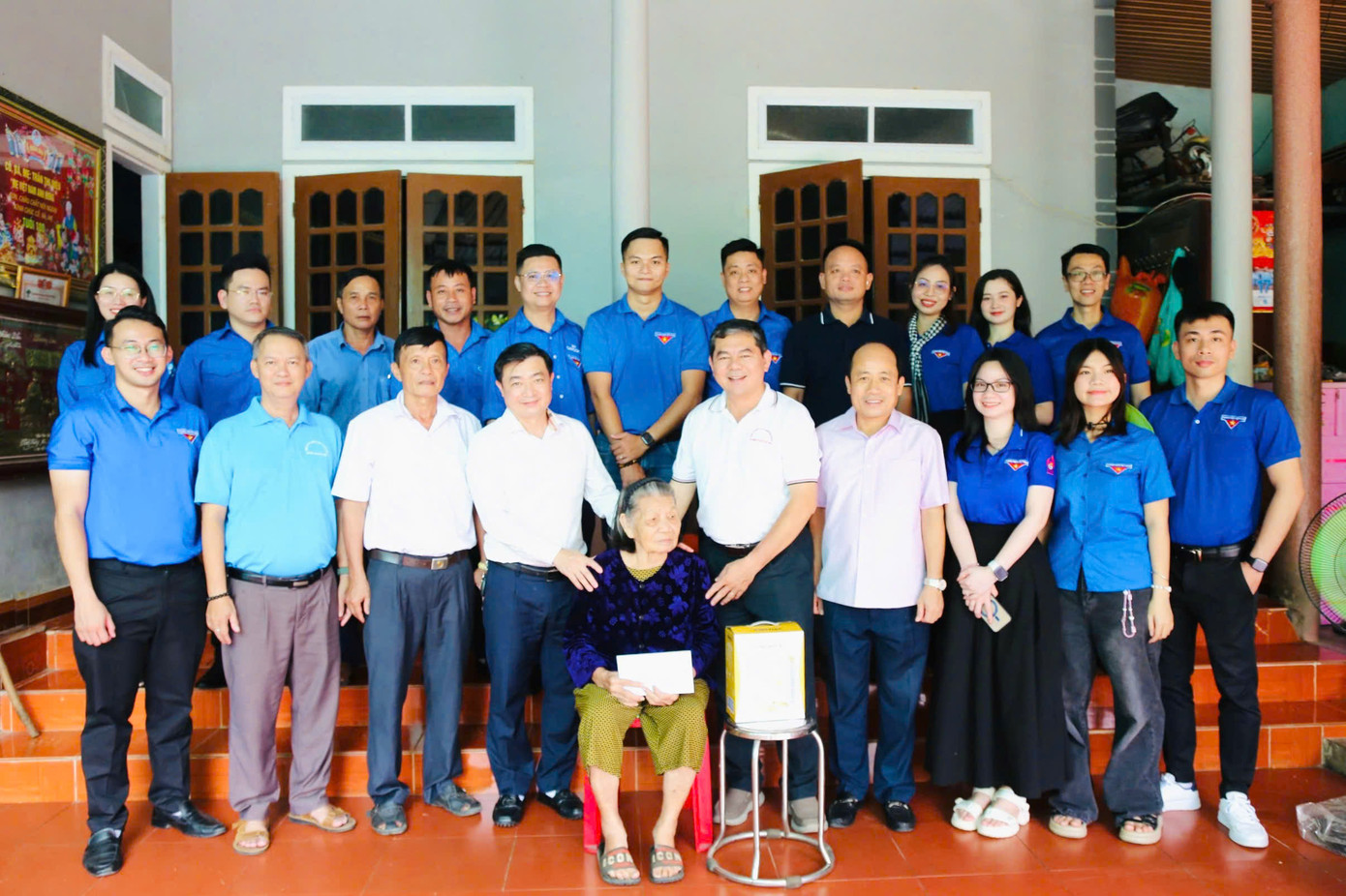 Trong ngày, Huyện Đoàn Thạch Hà cũng phối hợp Đoàn Khối các cơ quan Trung ương tại TP Hồ Chí Minh tổ chức chương trình lễ bàn giao công trình thanh niên tại xã Việt Tiến và trao quà hỗ trợ thương bệnh binh.