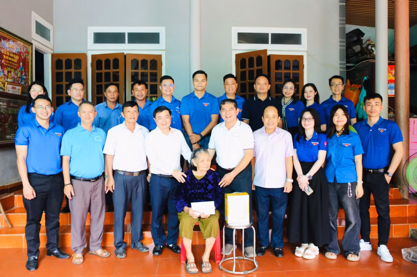 Trong ngày, Huyện Đoàn Thạch Hà cũng phối hợp Đoàn Khối các cơ quan Trung ương tại TP Hồ Chí Minh tổ chức chương trình lễ bàn giao công trình thanh niên tại xã Việt Tiến và trao quà hỗ trợ thương bệnh binh.