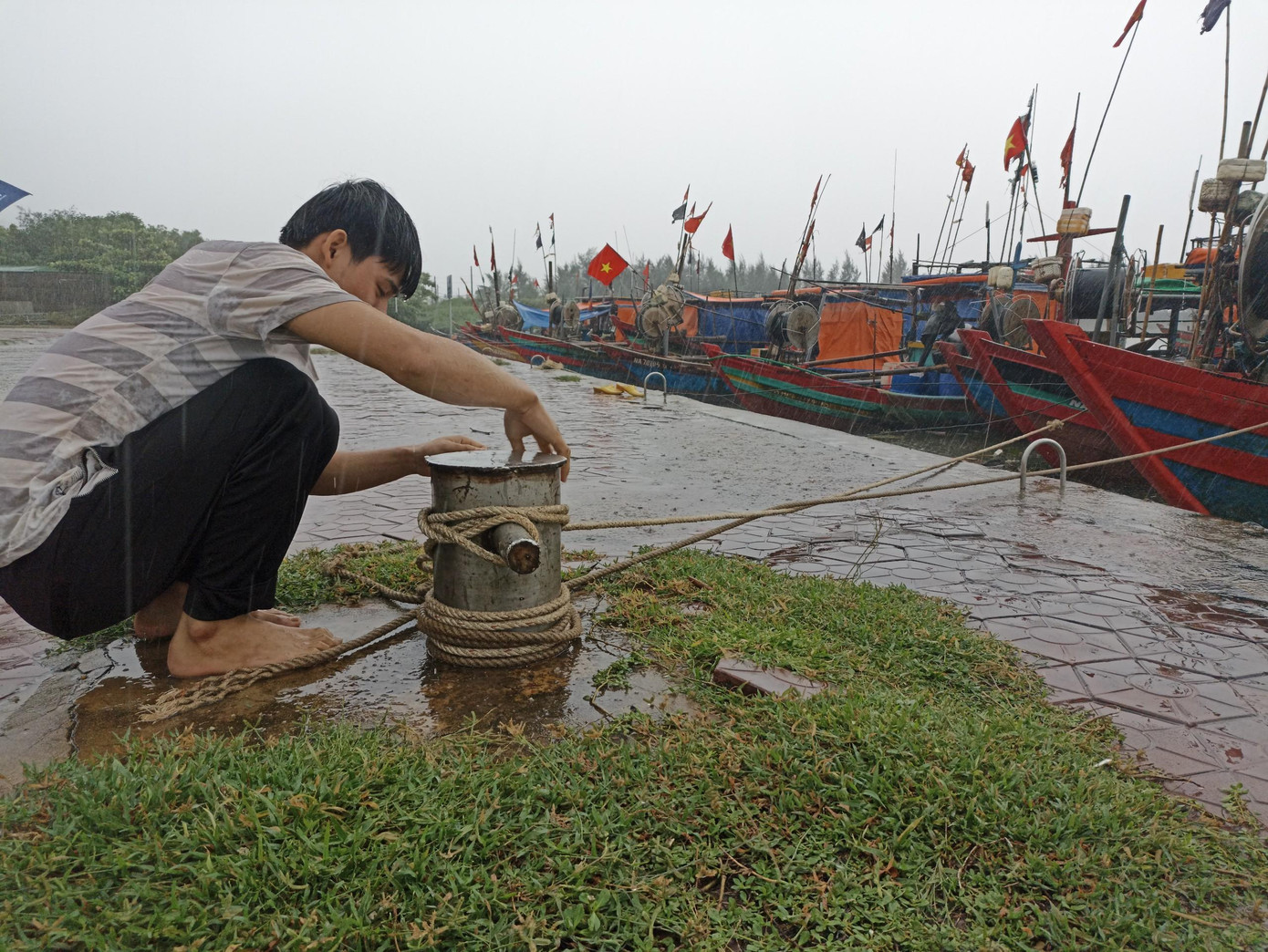 Trước diễn biến phức tạp của thời tiết, để chủ động đối phó với diễn biến của bão số 8, Trưởng ban Chỉ huy PCTT&amp;TKCN tỉnh Hà Tĩnh ban hành lệnh cấm biển từ 9h ngày 12/10. Hiện Hà Tĩnh đã có hơn 2.000 tàu thuyền di chuyển từ ngoài khơi vào bờ trú bão.