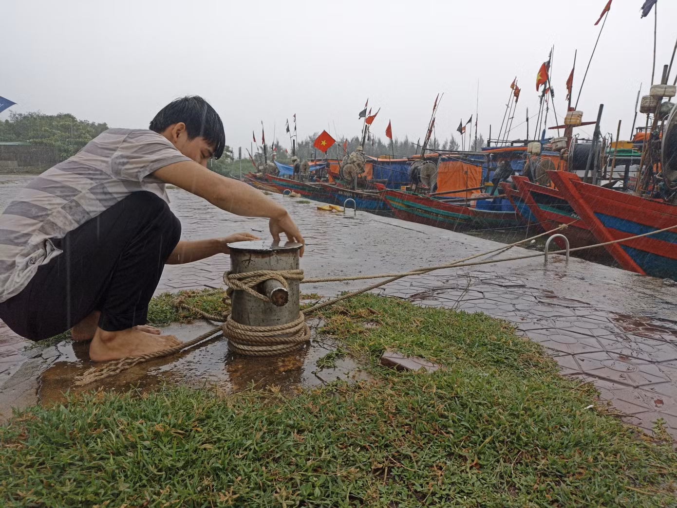 Trước diễn biến phức tạp của thời tiết, để chủ động đối phó với diễn biến của bão số 8, Trưởng ban Chỉ huy PCTT&amp;TKCN tỉnh Hà Tĩnh ban hành lệnh cấm biển từ 9h ngày 12/10. Hiện Hà Tĩnh đã có hơn 2.000 tàu thuyền di chuyển từ ngoài khơi vào bờ trú bão.