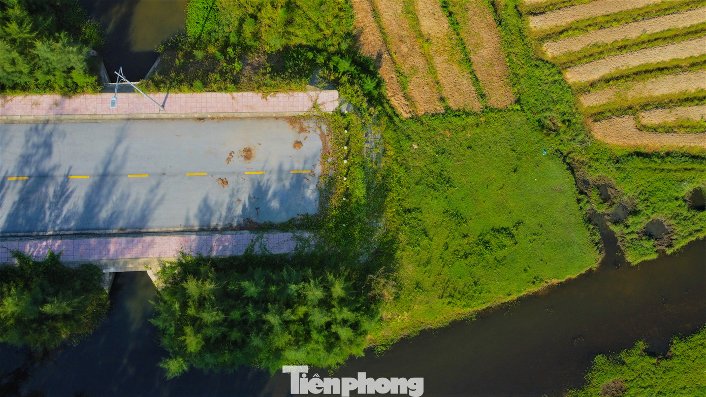 Tuyến đường hiện chỉ được thi công phần giữa, còn hai đầu tuyến vẫn chưa được kết nối với hệ thống giao thông khiến dự án chưa đáp ứng được kỳ vọng đặt ra. Tuyến đường hiện chỉ được thi công phần giữa, còn hai đầu tuyến vẫn chưa được kết nối với hệ thống giao thông khiến dự án chưa đáp ứng được kỳ vọng đặt ra.