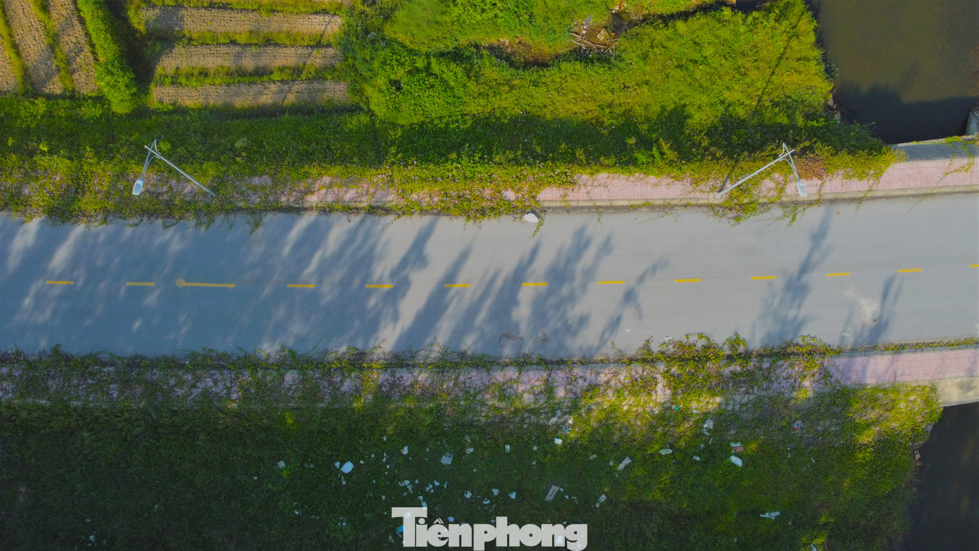 “Đường xây xong nhưng cả hai đầu bị cụt, xe cộ đi lại rất bất tiện. Ban đêm lại không có đèn chiếu sáng nên rất nguy hiểm”, bà Nguyễn Thị Trinh (60 tuổi, trú xã Thạch Văn, thành phố Hà Tĩnh) cho biết. “Đường xây xong nhưng cả hai đầu bị cụt, xe cộ đi lại rất bất tiện. Ban đêm lại không có đèn chiếu sáng nên rất nguy hiểm”, bà Nguyễn Thị Trinh (60 tuổi, trú xã Thạch Văn, thành phố Hà Tĩnh) cho biết.