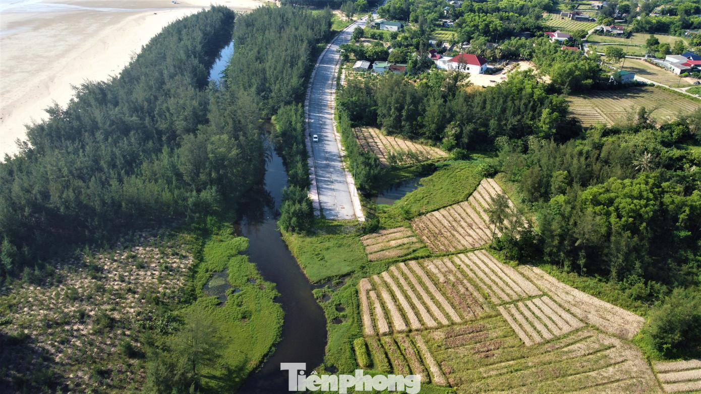 Tuy nhiên, đến nay, tuyến đường hàng chục tỷ đồng này vẫn rơi vào cảnh “đầu không tới, cuối không xong”. Tuy nhiên, đến nay, tuyến đường hàng chục tỷ đồng này vẫn rơi vào cảnh “đầu không tới, cuối không xong”.