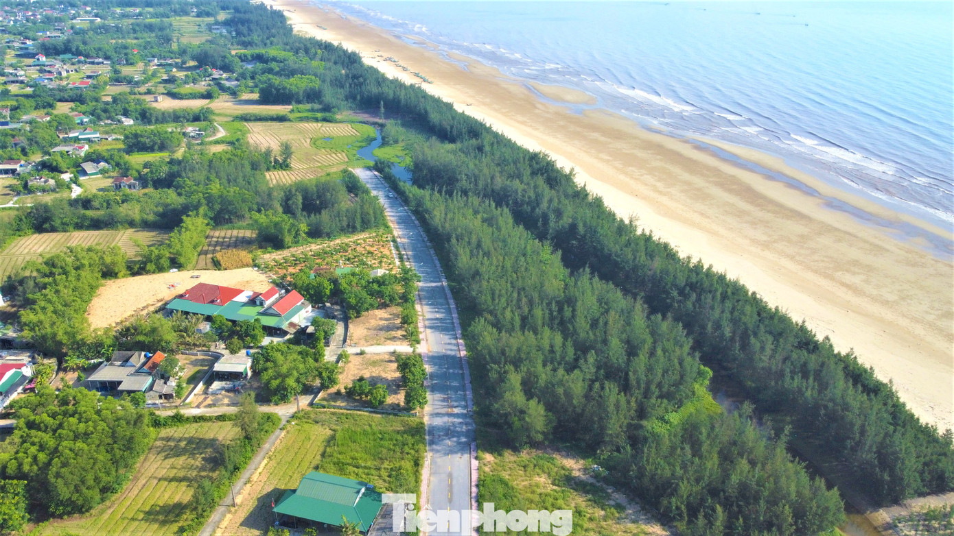 Dù đã có biển báo đường cụt, nhưng nhiều người dân vẫn lưu thông qua tuyến đường này, đặc biệt vào buổi tối, khi tầm nhìn hạn chế, khiến tai nạn giao thông có nguy cơ xảy ra bất cứ lúc nào. Dù đã có biển báo đường cụt, nhưng nhiều người dân vẫn lưu thông qua tuyến đường này, đặc biệt vào buổi tối, khi tầm nhìn hạn chế, khiến tai nạn giao thông có nguy cơ xảy ra bất cứ lúc nào.