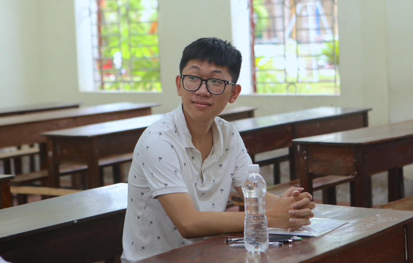 Một trong những thí sinh vào phòng thi sớm, khuôn mặt lộ vẻ lo lắng.