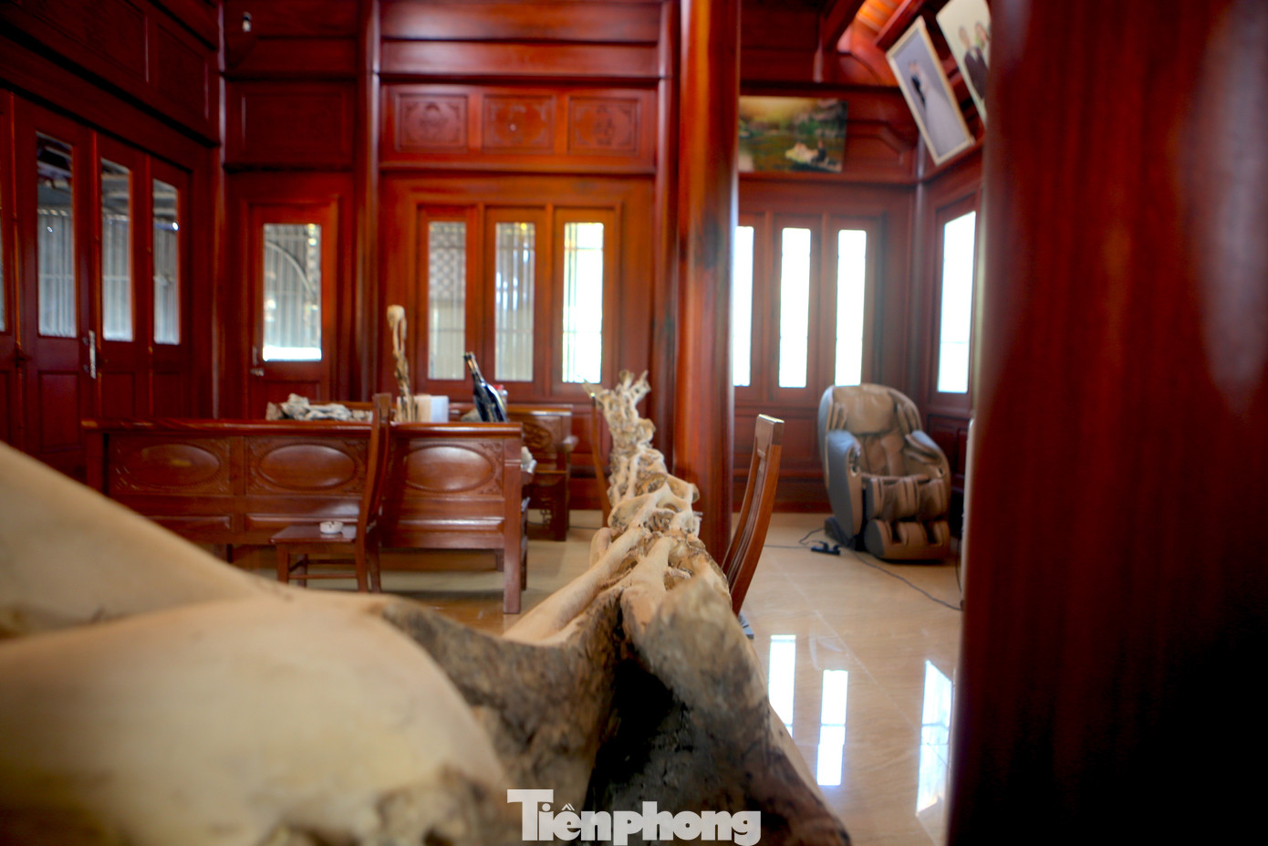 Trầm được chế tác tạo điểm nhấn từ gốc đến ngọn. Vì giá trị trầm lớn nên gốc này định giá lên đến cả tỷ đồng.