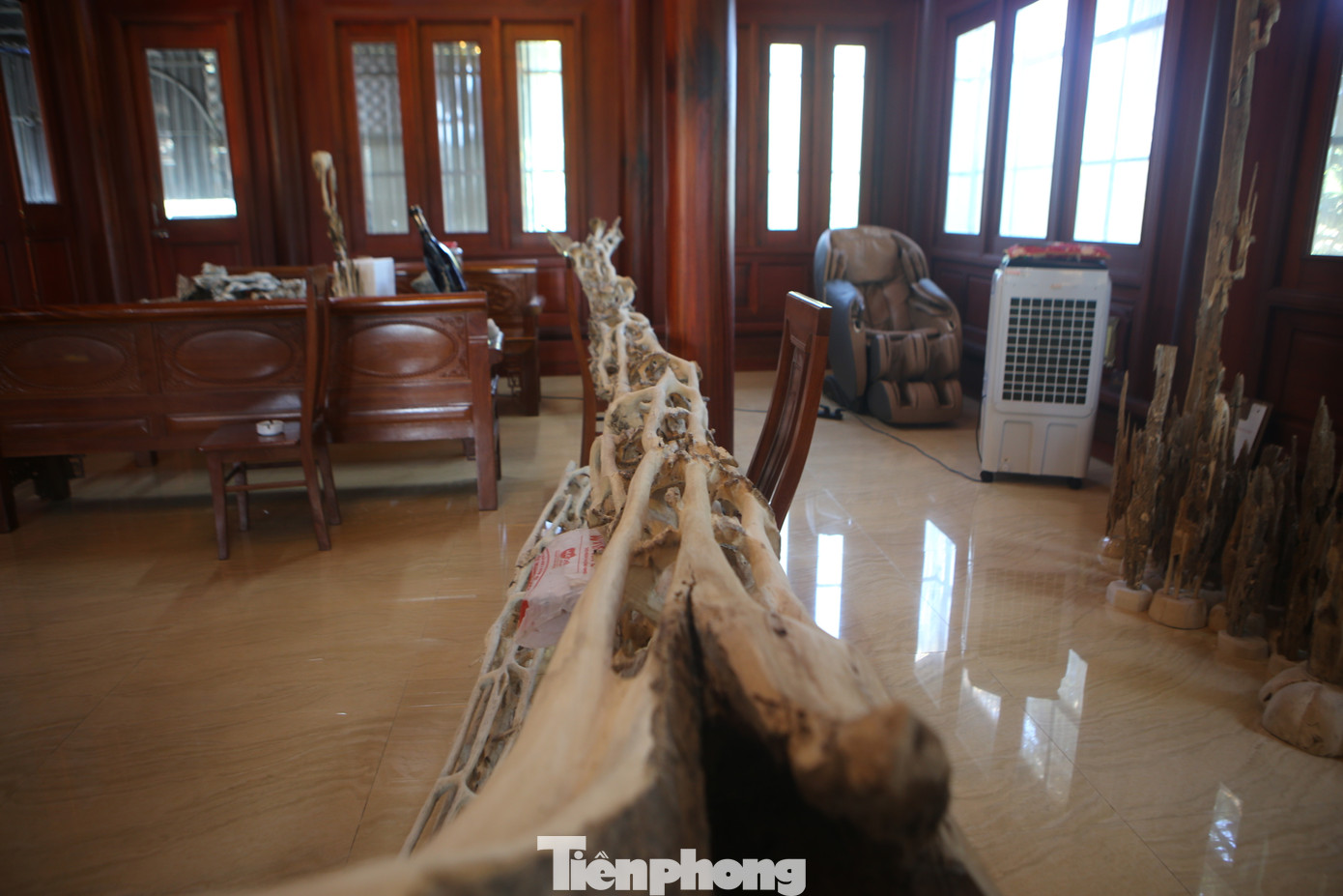 Cây dó bầu có tuổi đời khoảng 200 năm vừa được một người dân ở xã Hương Giang, huyện Hương Khê (Hà Tĩnh) hoàn thành công đoạn chế tác trầm cảnh.