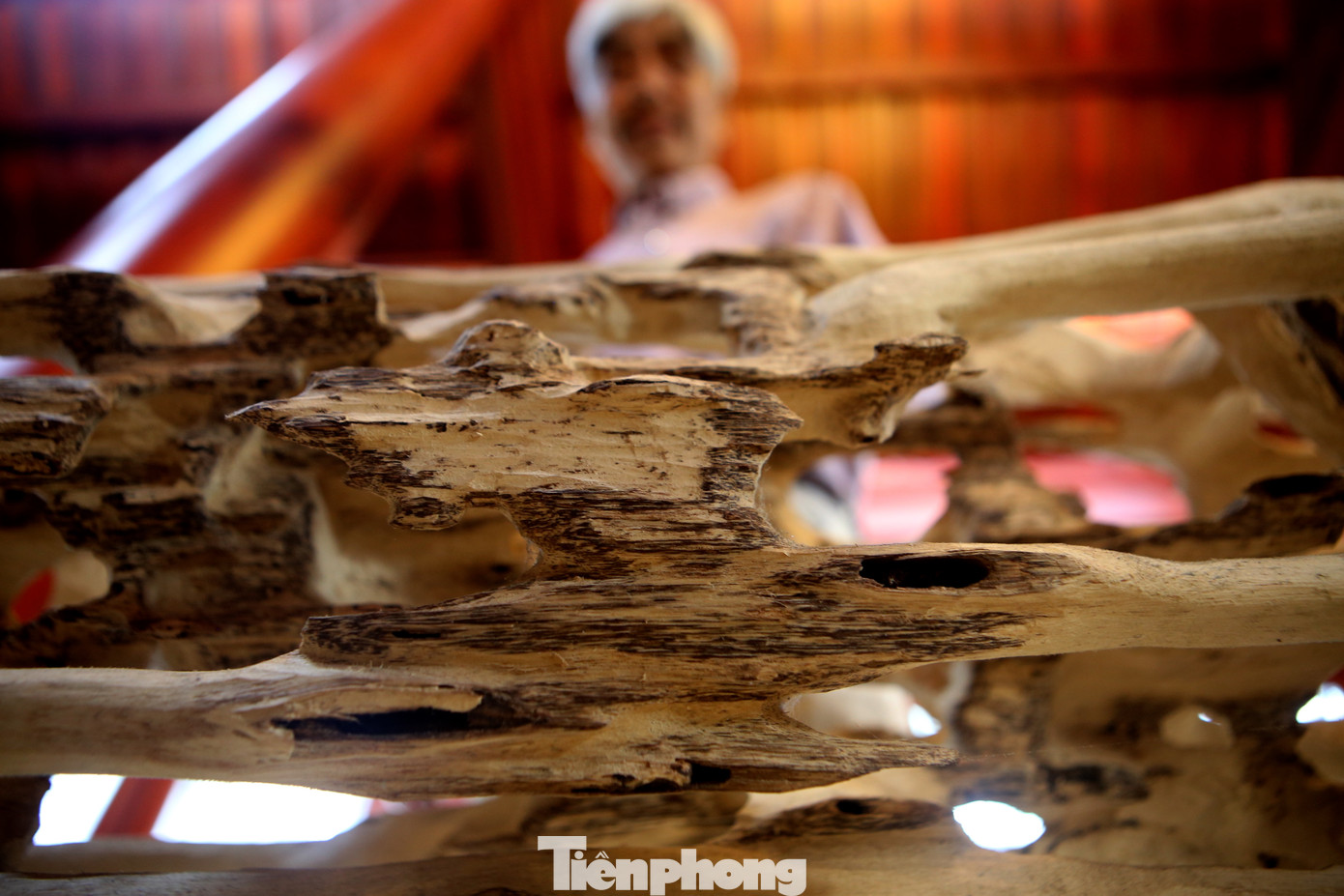 Trầm tại gốc dó bầu này theo gia chủ phát tự nhiên, không phải do con người tác động. Bởi vậy, khi lên ý tưởng tạo thế các thợ lành nghề phải mất khá nhiều thời gian để quyết định công việc đục, xoi trầm.