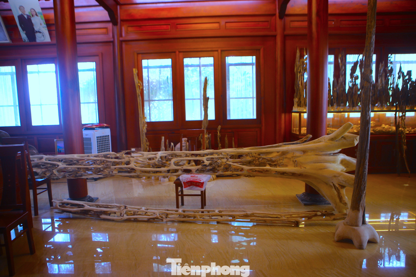 Hiện gốc gió trầm đã cơ bản hoàn thiện công đoạn chế tác, được trưng bày giữa gian nhà.