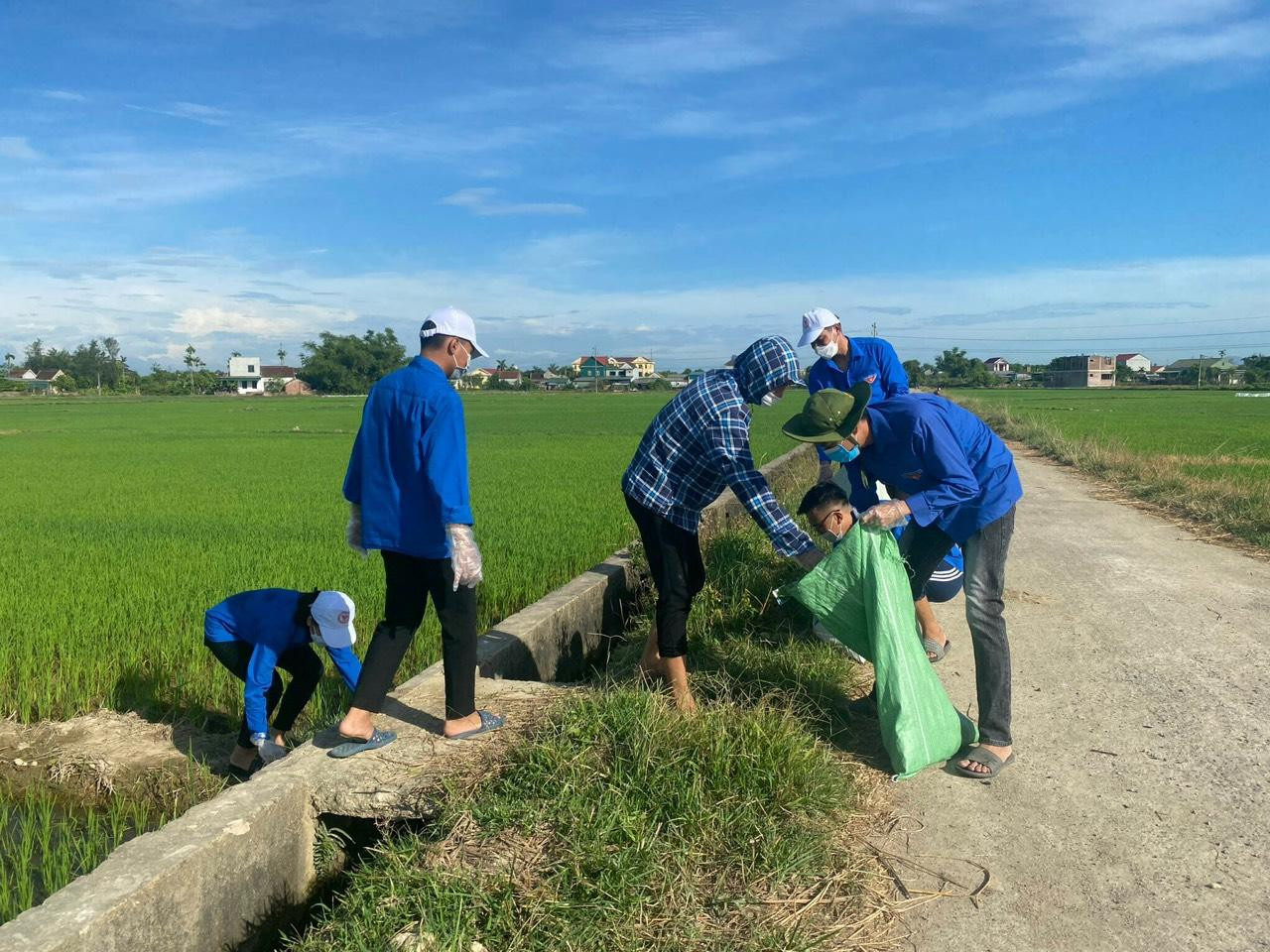 Phát huy tinh thần xung kích, tình nguyện vì cuộc sống cộng đồng, tuổi trẻ toàn tỉnh ra quân đảm nhận nhiều công trình phần việc có ý nghĩa thiết thực thu hút hơn 3.000 đoàn viên thanh niên tham gia.