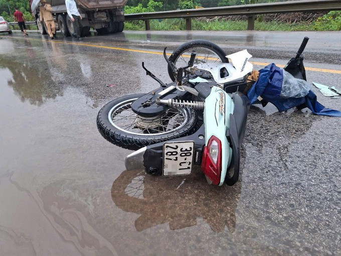 Chiếc xe máy tại hiện trường.