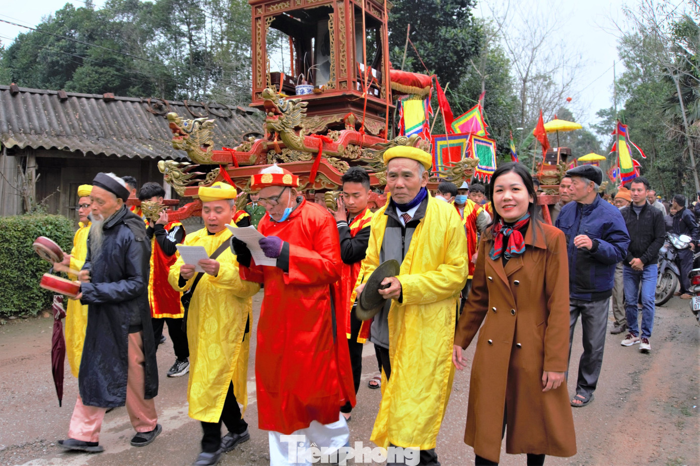 Đoàn tham gia rước sẽ có 3 kiệu, mỗi kiệu có 8 người khiêng, người đánh trống và cầm cờ hội. Đoàn tham gia rước sẽ có 3 kiệu, mỗi kiệu có 8 người khiêng, người đánh trống và cầm cờ hội.
