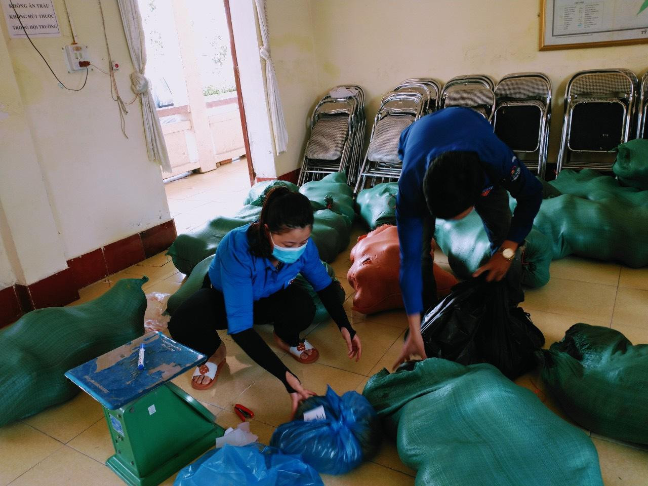 Lực lượng đoàn thanh niên huyện Thạch Hà cùng hõ trợ giúp dân tiêu thụ dưa.