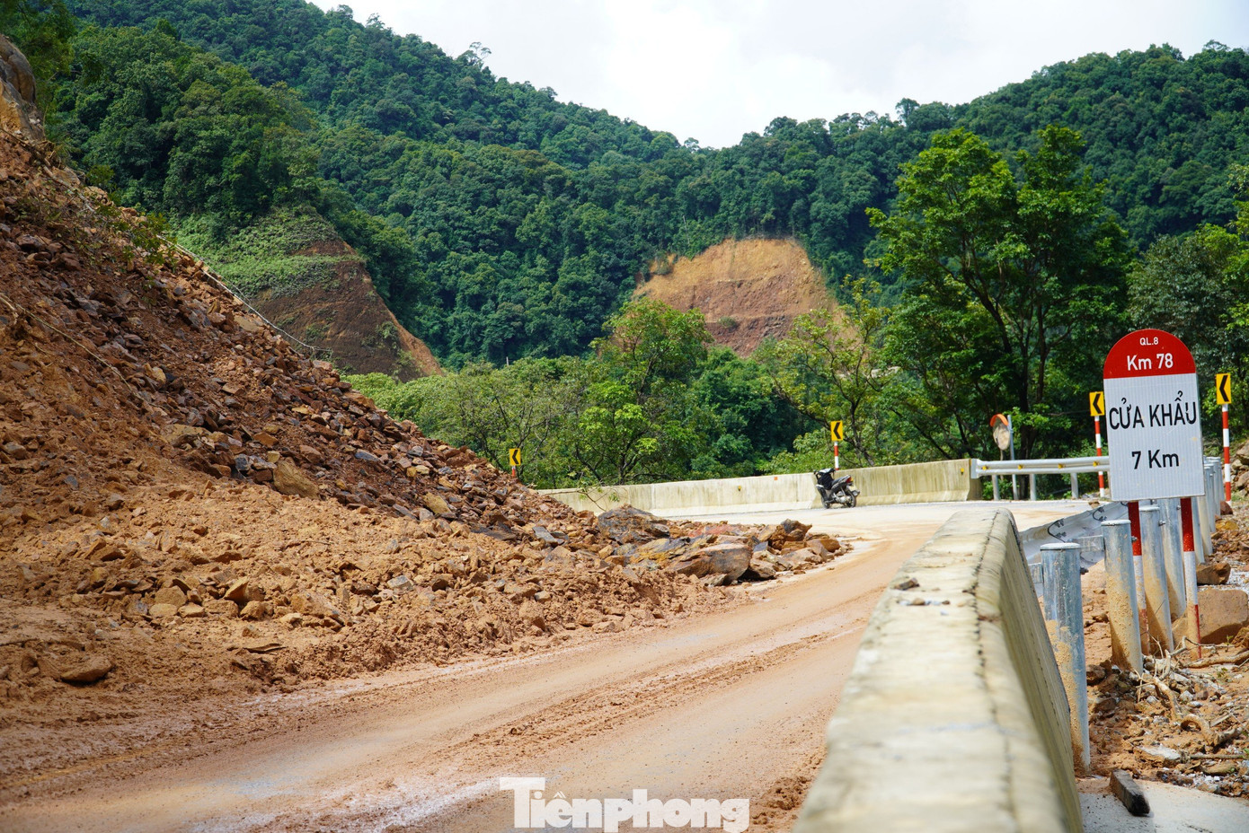 Đường quốc lộ 8A lên Cửa khẩu Cầu Treo có nhiều đoạn cua dốc nguy hiểm. Một số điểm có khối lượng lớn đất đá từ mái ta luy dương đổ ập xuống, ảnh hưởng đến phương tiện qua lại.