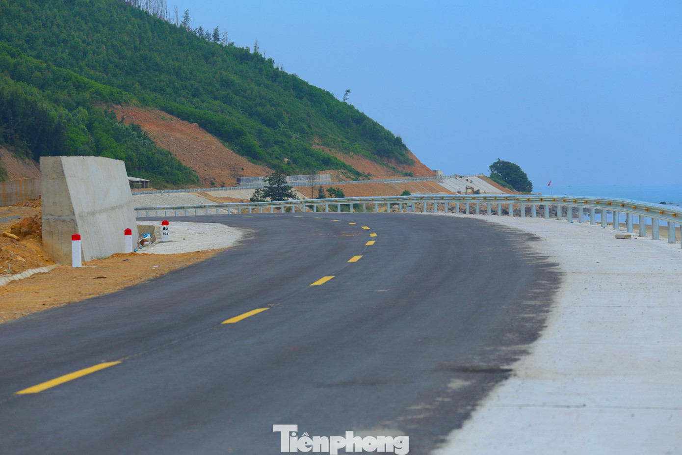 Theo thiết kế, tuyến đường ven biển có bề rộng nền đường là 12m, trong đó bề rộng mặt đường làn xe cơ giới 7m, bề rộng làn xe thô sơ (gia cố lề) 4m và lề đường đất 1m. Theo thiết kế, tuyến đường ven biển có bề rộng nền đường là 12m, trong đó bề rộng mặt đường làn xe cơ giới 7m, bề rộng làn xe thô sơ (gia cố lề) 4m và lề đường đất 1m.