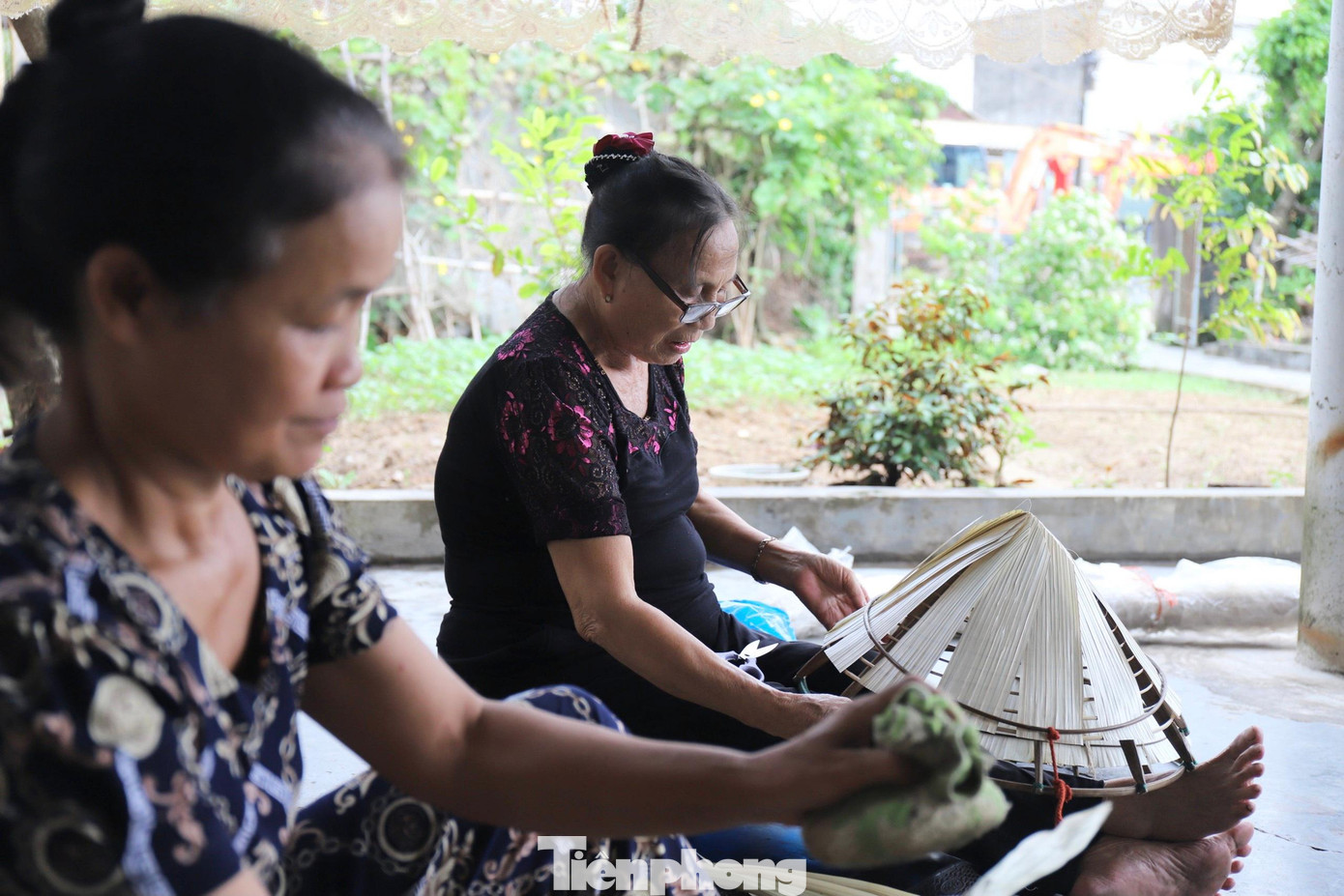 Làng nón Đan Du (xã Kỳ Thư, huyện Kỳ Anh, tỉnh Hà Tĩnh) có tuổi đời trăm năm. Hiện tại có khoảng hơn 300 hộ dân ở vùng này còn theo nghề cha ông để lại.