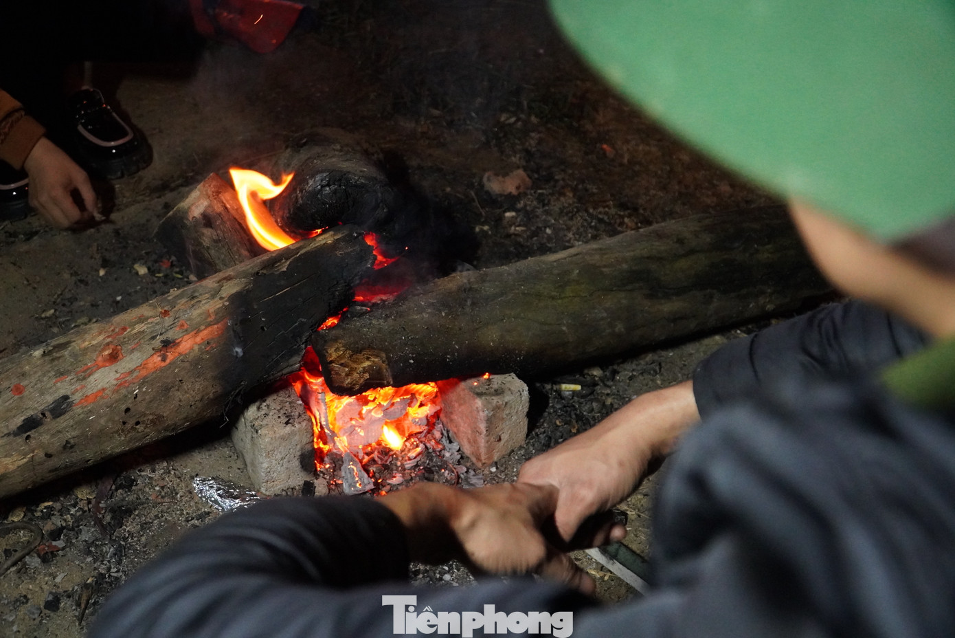 Chỉ còn 9 ngày nữa là đến Tết Nguyên đán Giáp Thìn, bất chấp thời tiết mưa lạnh, các tiểu thương buôn bán đào quất đã dựng lán, đốt lửa xuyên đêm để trông coi, chờ trời sáng phục vụ người dân mua sắm.