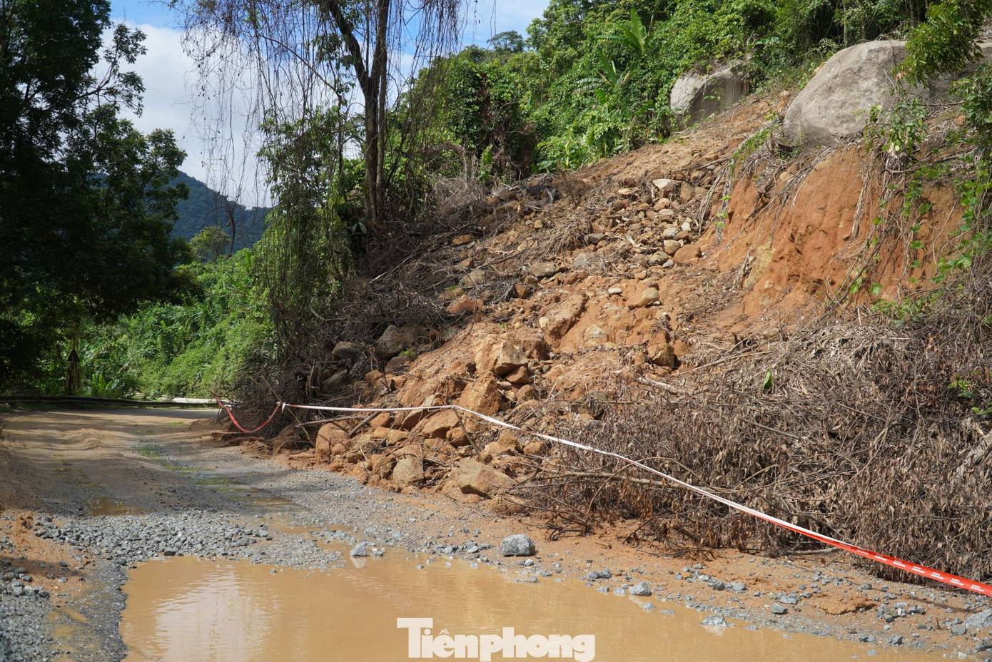 Địa hình phức tạp, quốc lộ xuống cấp nên hầu như đến mùa mưa lũ tuyến đường này đều xảy ra vụ sạt lở.