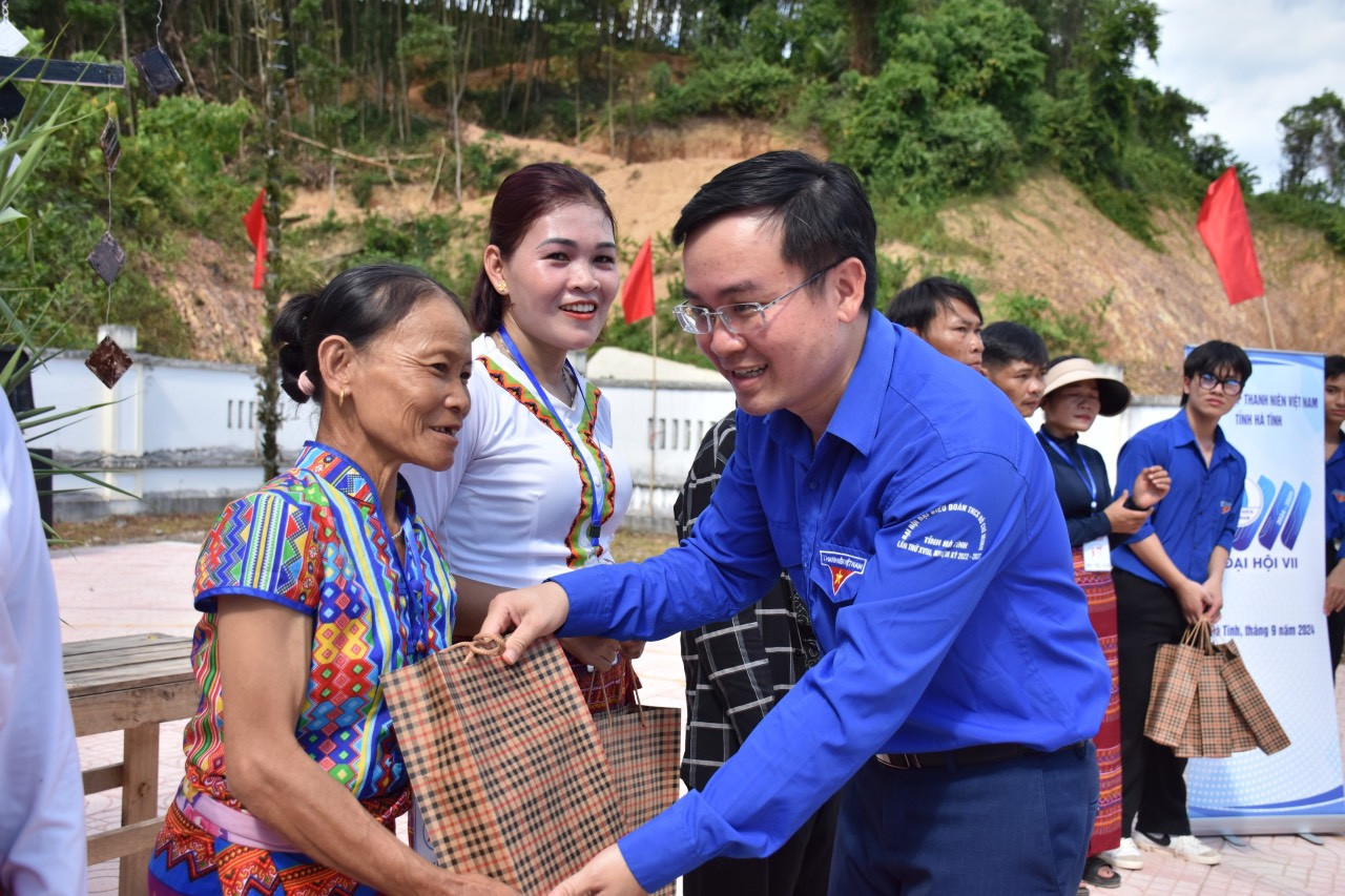 Hội LHTN Việt Nam tỉnh, Tỉnh Đoàn đã trao tặng “Phòng máy tính” cho các em học sinh Trường Tiểu học Hương Liên...