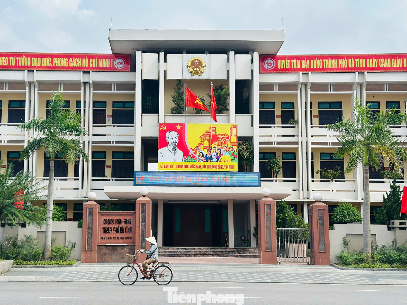 Trong ảnh là trụ sở UBND thành phố Hà Tĩnh được chọn làm trung tâm hành chính cho phường Thành Sen. Đơn vị hành chính mới hình thành trên cơ sở sáp nhập các phường Bắc Hà, Thạch Quý, Tân Giang, Thạch Hưng, Nam Hà, Trần Phú, Hà Huy Tập, Văn Yên và một phần phường Đại Nài.