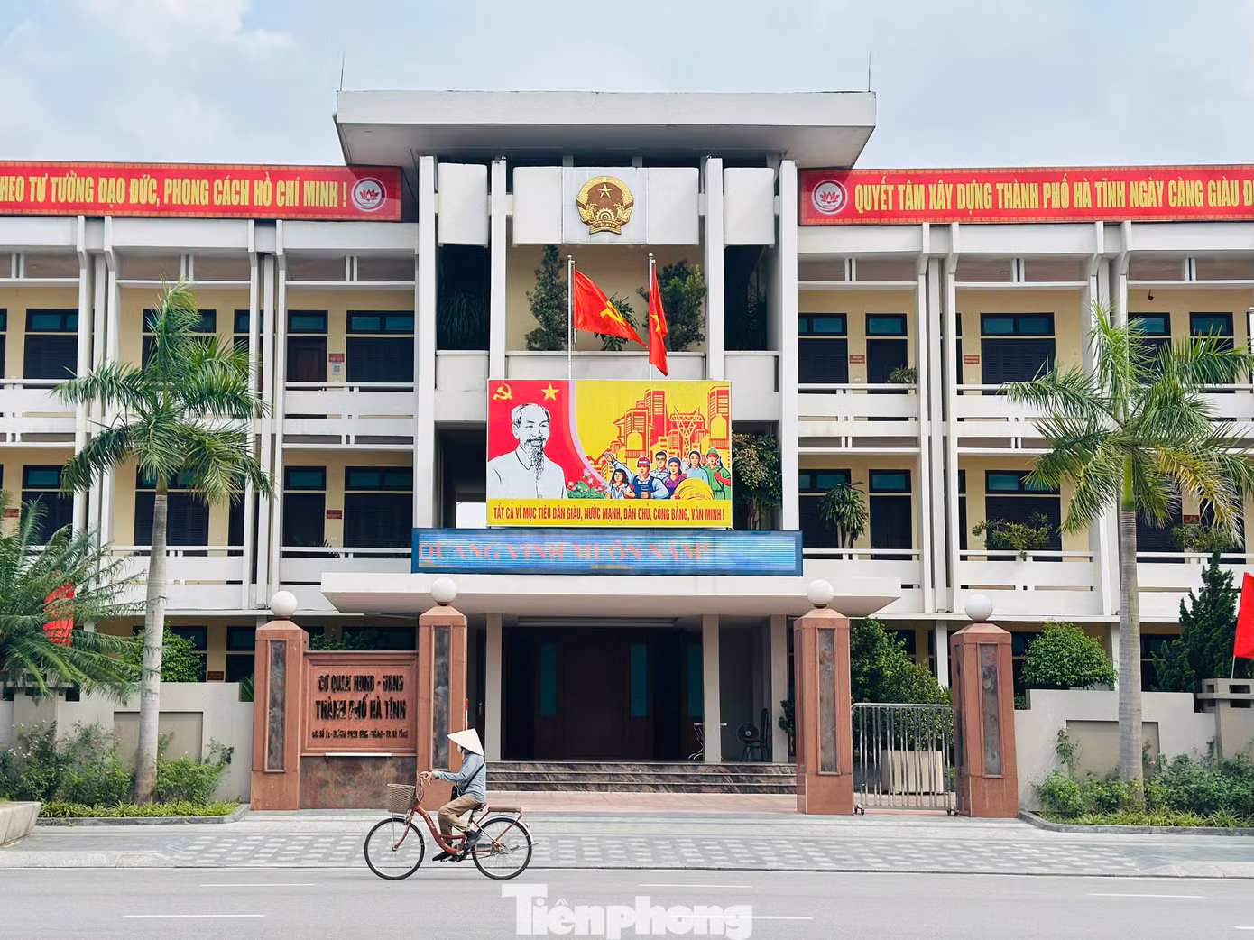 Trong ảnh là trụ sở UBND thành phố Hà Tĩnh được chọn làm trung tâm hành chính cho phường Thành Sen. Đơn vị hành chính mới hình thành trên cơ sở sáp nhập các phường Bắc Hà, Thạch Quý, Tân Giang, Thạch Hưng, Nam Hà, Trần Phú, Hà Huy Tập, Văn Yên và một phần phường Đại Nài.