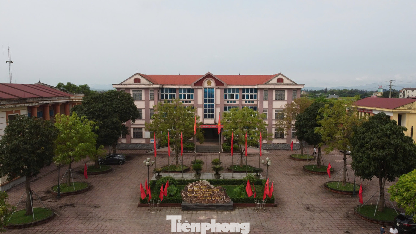 Đây là trụ sở UBND xã Cẩm Bình. Tên gọi của xã được giữ nguyên và trụ sở xã cũng được lựa chọn làm trung tâm hành chính của xã mới. Xã Cẩm Bình tăng thêm về diện tích và dân số sau khi nhập thêm các xã Cẩm Vịnh, Thạch Bình và xã Cẩm Thành (thuộc huyện Cẩm Xuyên).