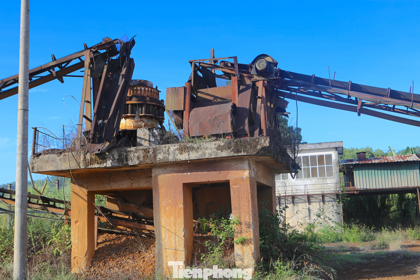 Từng được kỳ vọng sẽ phát triển kinh tế địa phương, thế nhưng mọi thứ “vỡ mộng”. Sau hơn 10 năm ngừng hoạt động, hiện tại nơi đây trở nên nhếch nhác, cỏ dại mọc um tùm, dàn máy móc sản xuất trở nên hoen gỉ. Khung cảnh nơi đây dường như đã bị lãng quên khi các máy móc sản xuất trở thành đống sắt vụn.