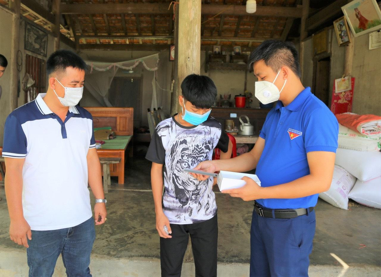 Những chiếc điện thoại được trao tặng đến các em học sinh có hoàn cảnh khó khăn để hỗ trợ trong việc học trực tuyến trong mùa dịch. Những chiếc điện thoại được trao tặng đến các em học sinh có hoàn cảnh khó khăn để hỗ trợ trong việc học trực tuyến trong mùa dịch.