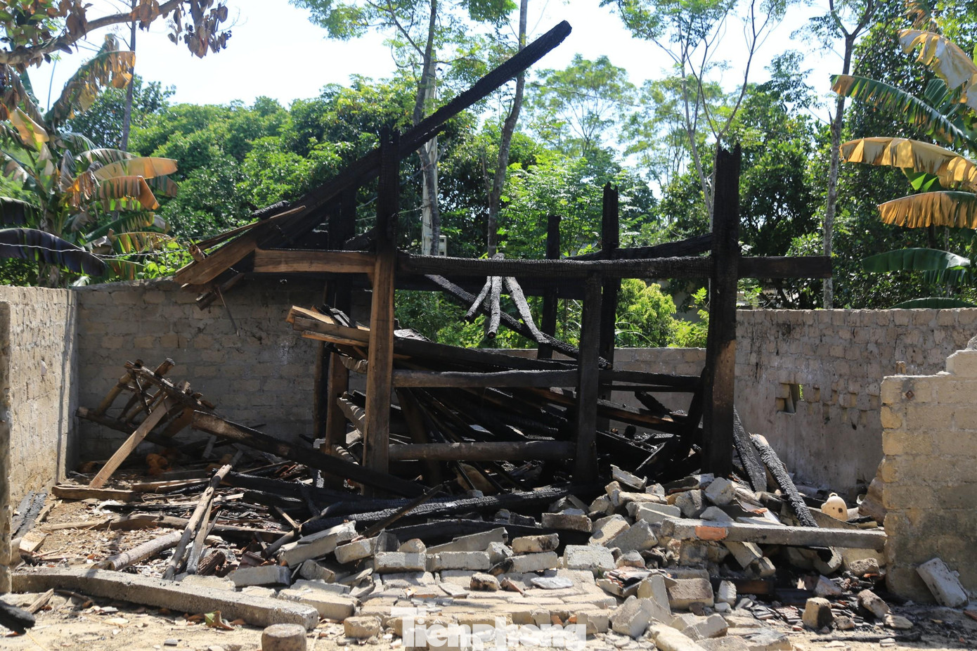 Một nhà chứa rơm ở xã Sơn Tiến bị cháy trong đêm.