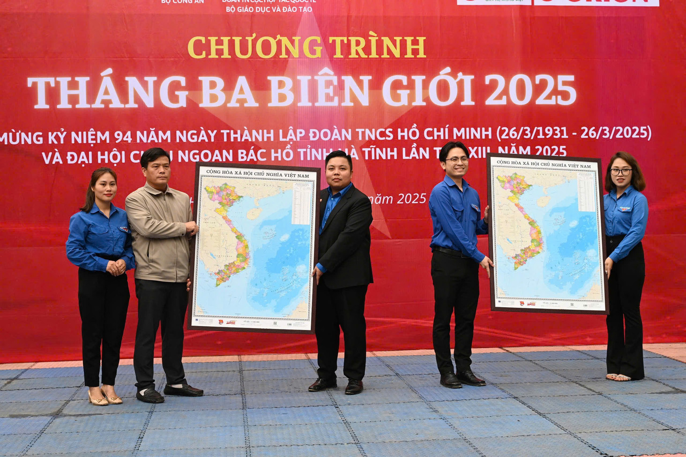 Ngoài ra trao 20 bản đồ Việt Nam cho các điểm trường. Được biết, chuỗi hoạt động từ chương trình "Tháng Ba biên giới" đã huy động được nguồn lực hơn 500 triệu đồng.