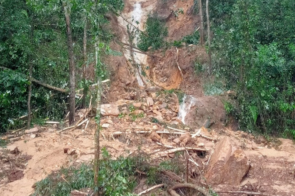 Một số điểm đất, đá, cây cối từ trên núi đổ xuống làm bồi lấp một số đoạn đường sắt. Một số điểm đất, đá, cây cối từ trên núi đổ xuống làm bồi lấp một số đoạn đường sắt.