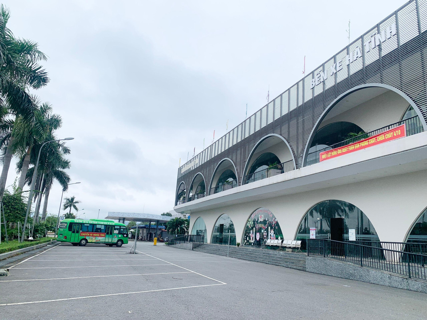 Khu vực mua vé vắng bóng người.