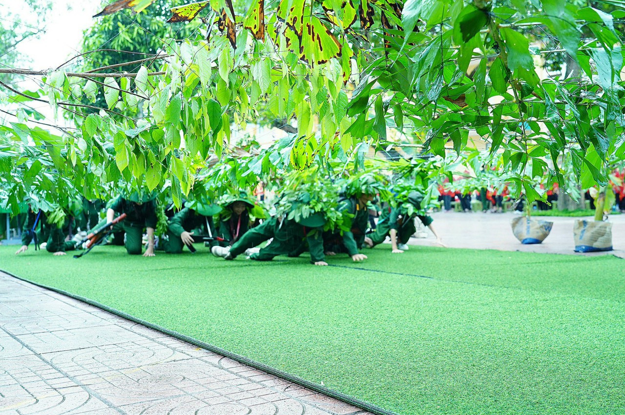 Tại chương trình có gần 1.500 học sinh và đội viên thiếu nhi huyện Nghi Xuân đã được tham gia trò chơi dân gian, văn nghệ với các ca khúc cách mạng; đặc biệt là hoạt cảnh sử dụng xe thồ, thùng đạn, súng, lương thực... bằng các vật liệu tái chế.