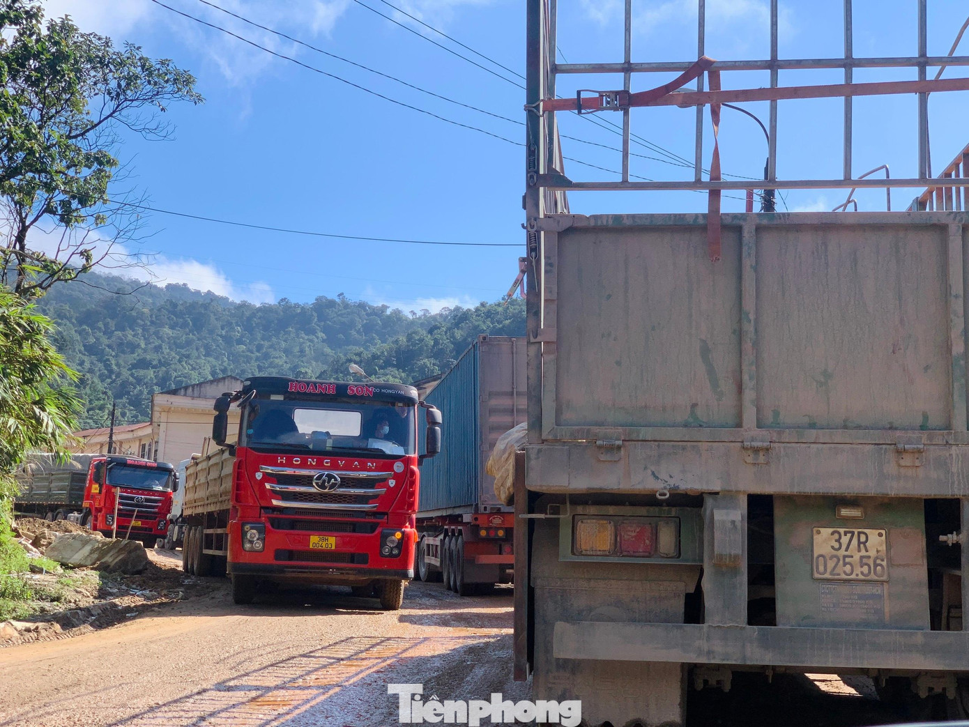 "Dự án cải tạo, nâng cấp QL 8A có thời gian thực hiện trong vòng 18 tháng (từ tháng 9/2021 - 2/2023). Hiện tại đoạn gần khu Cửa khẩu Cầu Treo đang thi công, mới hoàn thành được 30% khối lượng. Chúng tôi đang cố gắng để rút ngắn tiến độ để bàn giao công trình”, đại diện Ban Quản lý dự án 4 (Tổng cục đường bộ Việt Nam) cho biết.