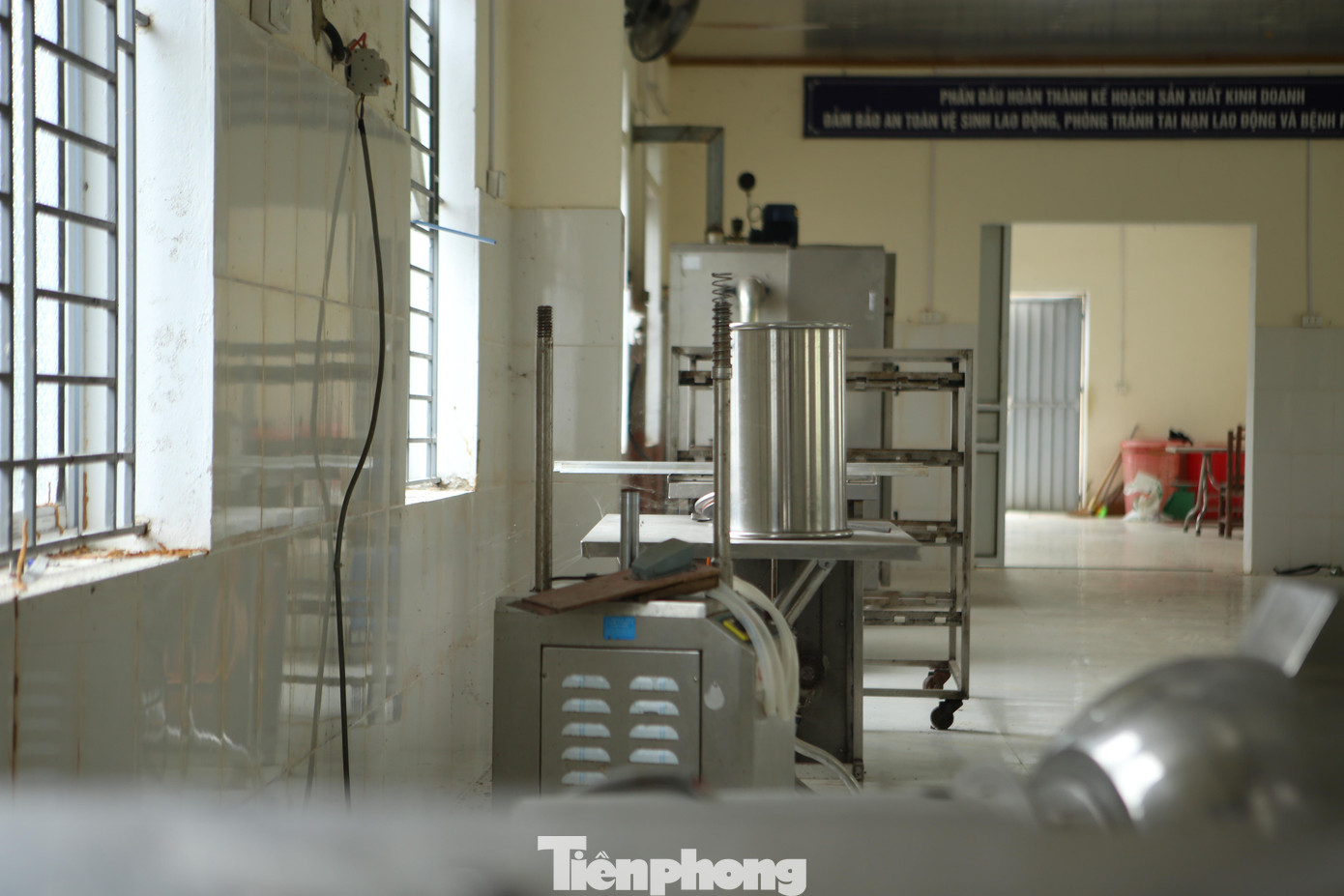 Việc nhà máy ngừng hoạt động, phía đại diện Công ty thương mại và sản xuất thực phẩm Hà Nội cho hay do thị trường đầu ra hạn chế. Ngoài ra, thiếu nguyên liệu nên buộc phải dừng lại.