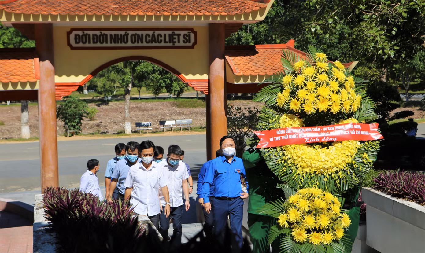 Hướng tới Kỷ niệm 71 năm ngày truyền thống lực lượng TNXP Việt Nam, 74 năm ngày Thương binh Liệt sỹ, 107 năm ngày sinh của anh hùng liệt sỹ Lý Tự Trọng, chiều nay (16/7) đoàn công tác của Trung ương Đoàn do anh Nguyễn Anh Tuấn, UV Ban Chấp hành Trung ương Đảng, Bí thư thứ nhất Ban Chấp hành Trung ương Đoàn TNCS Hồ Chí Minh dẫn đầu đoàn về dâng hương tưởng niệm tại khu tưởng niệm anh hùng Lý Tự Trọng và Ngã ba Đồng Lộc.