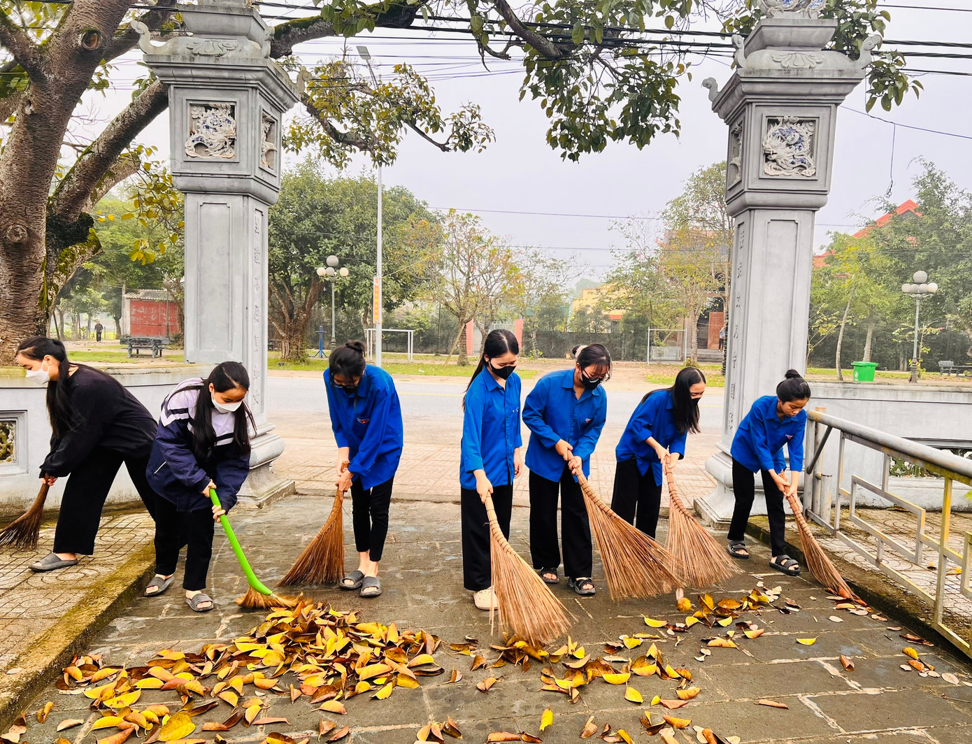 Tuổi trẻ huyện Nghi Xuân ra quân tu sửa, chăm sóc, dọn vệ sinh môi trường tại các điểm tập kết rác thải, tặng quà hộ nghèo, người già, trẻ em gặp hoàn cảnh đặc biệt khó khăn... Tuổi trẻ huyện Nghi Xuân ra quân tu sửa, chăm sóc, dọn vệ sinh môi trường tại các điểm tập kết rác thải, tặng quà hộ nghèo, người già, trẻ em gặp hoàn cảnh đặc biệt khó khăn...