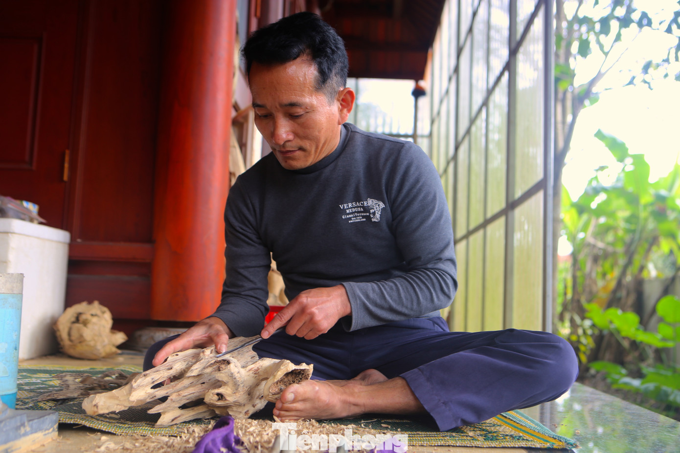 Ông Hà Thanh Hiểu (SN 1973, trú tỉnh Quảng Bình) làm nghề đẽo cây tìm trầm hơn 30 năm qua. Dịp này ông cùng hai người trong xã đến tại Hà Tĩnh để làm theo thời vụ.Theo ông Hiểu, nghề đẽo, tỉa trầm cần tính kiên trì, tỉ mỉ và cẩn thận mới cho ra sản phẩm đẹp, chất lượng.