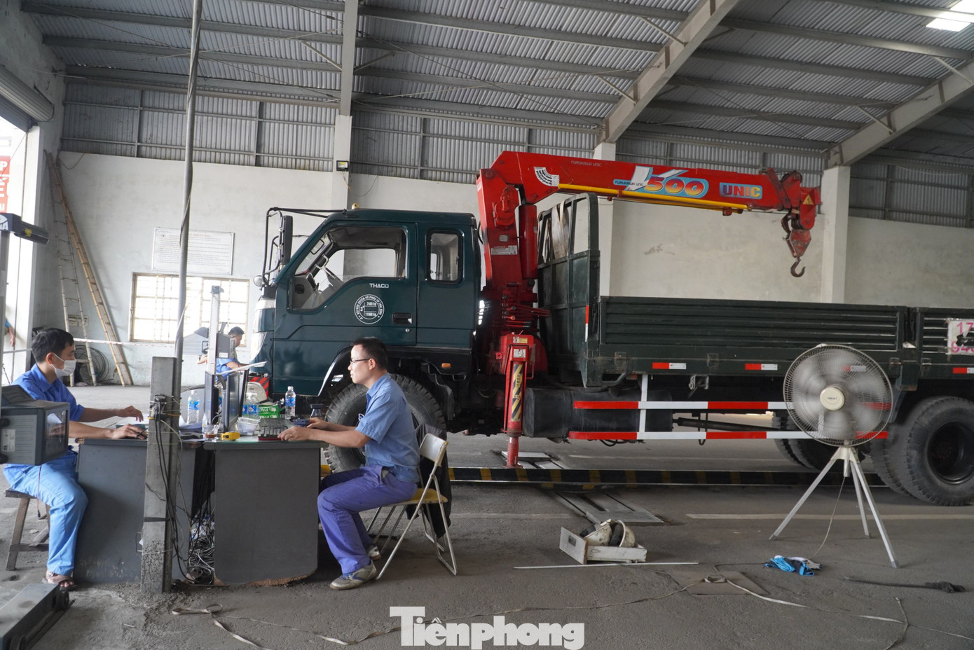 Bên trong hàng chục nhân viên kỹ thuật vẫn căng mình làm việc tại hai dây chuyền vận hành.