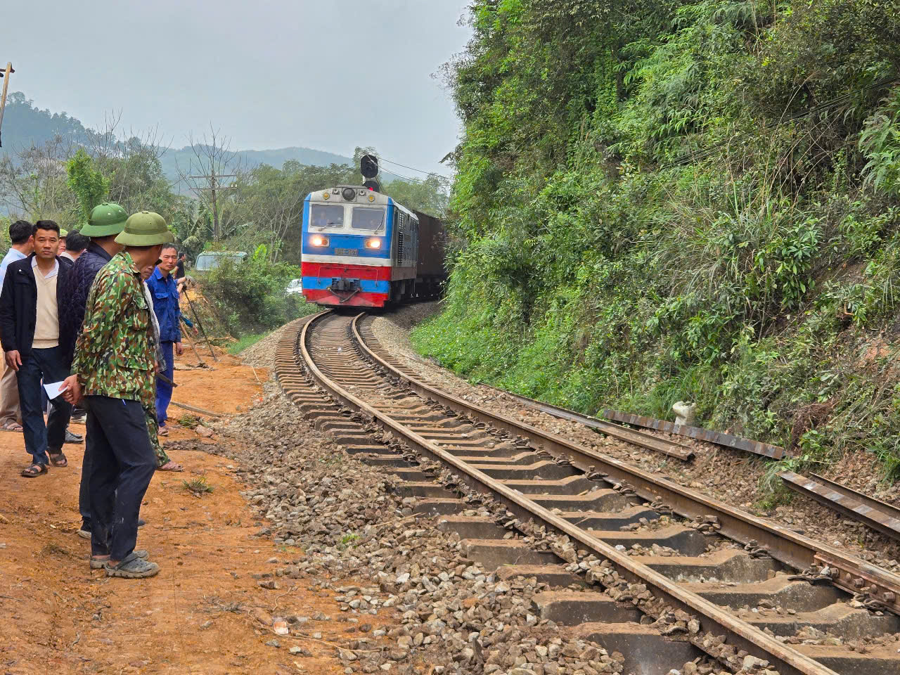Ngành chức năng đã hoàn thành việc khắc phục, đường sắt Bắc - Nam chính thức thông tuyến trở lại vào 9h sáng nay.