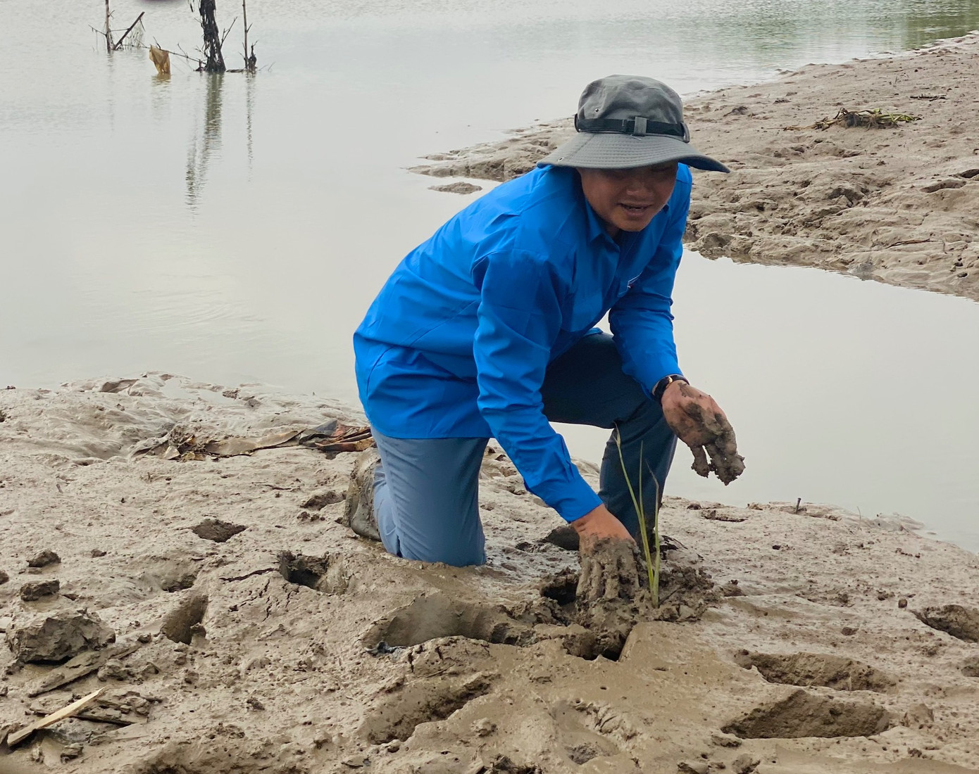 Trong buổi sáng có 10 đoàn viên thanh niên xã Thạch Hưng tham gia. Không quản ngại nắng nóng, các bạn trẻ vẫn hăng say thực hiện phần việc.